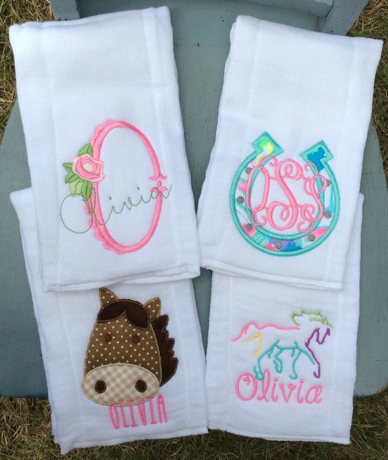 Vier Spucktücher Personalisierte Junge Mädchen Süddeutsche Baby Geschenk-Set Spucktuch Monogrammiert Name Initialen Hirschgeweih Bär Helle Farbe von Etsy - SouthernGraceEmb