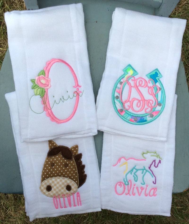Vier Spucktücher Personalisierte Junge Mädchen Süddeutsche Baby Geschenk-Set Spucktuch Monogrammiert Name Initialen Hirschgeweih Bär Helle Farbe von Etsy - SouthernGraceEmb