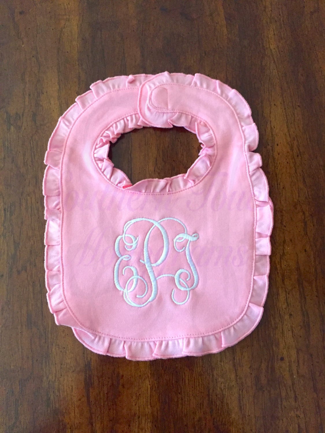 Baby Lätzchen Mit Monogramm - Rüschen Geschenk Für Neugeborene Personalisiertes Mit von Etsy - SouthernTouchMono