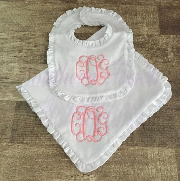 Baby Lätzchen Und Spucktuch Set Mit Monogramm Rüschen Baumwolle von Etsy - SouthernTouchMono