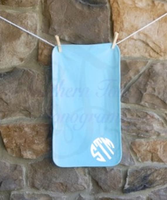 Baby Spucktuch Mit Monogramm Personalisiertes Neugeborenen Geschenk Aus Baumwolle von Etsy - SouthernTouchMono