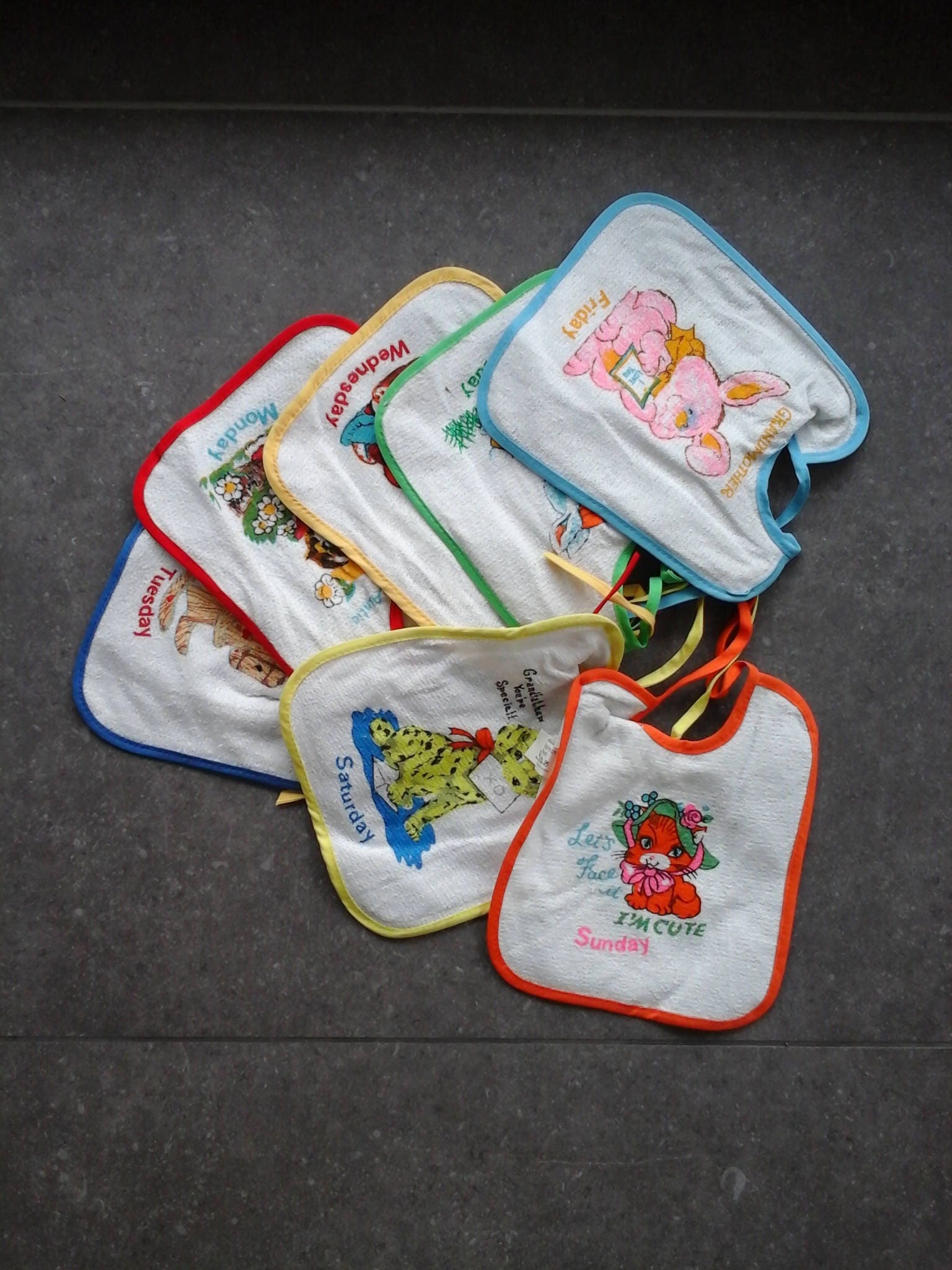 Vintage 70Er Lätzchen Woche 7 Tage Auf Der Rückseite Laminiert Frottee Vorderseite Neu Aus Restposten von Etsy - SparklingSixties