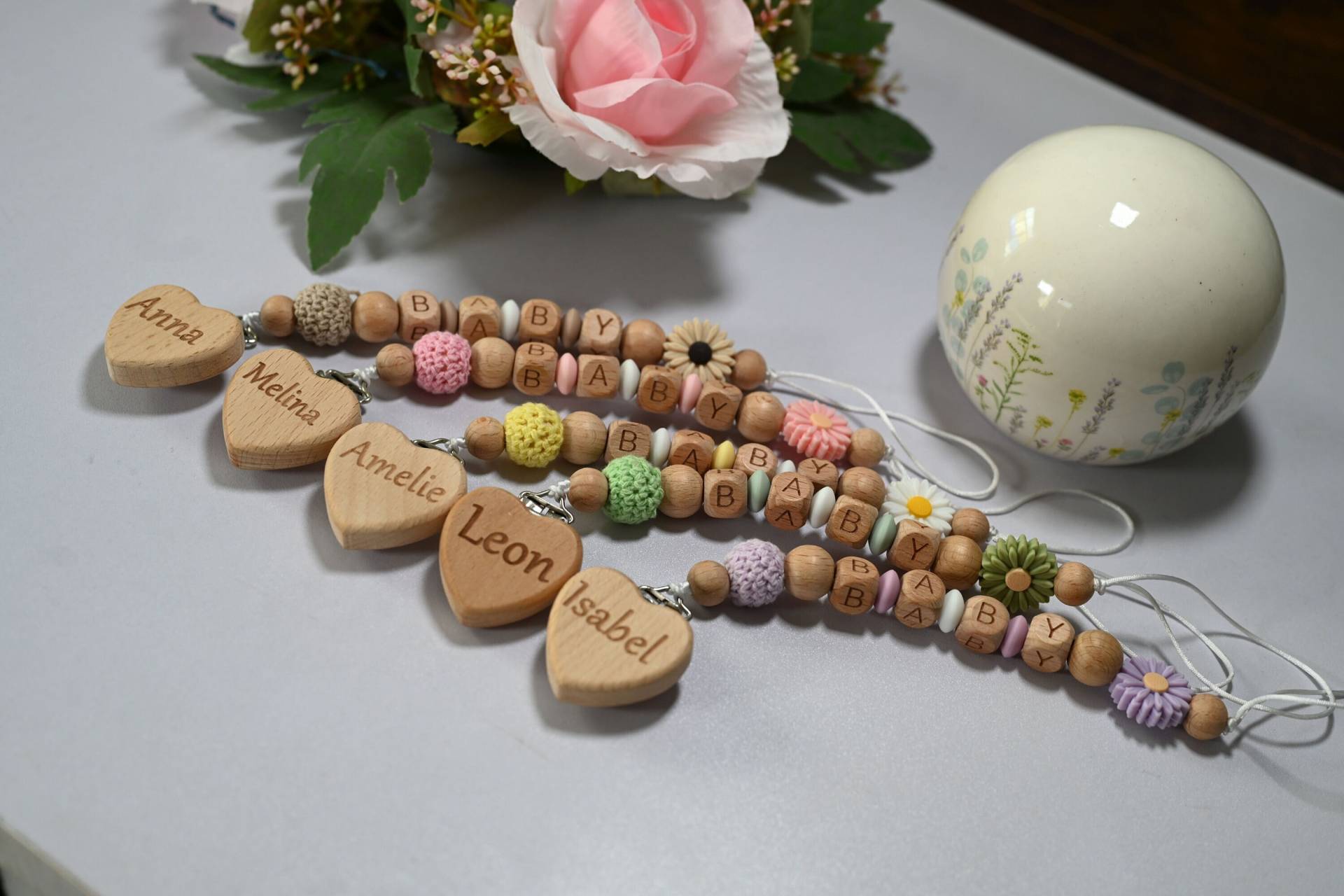 Personalisierter Schnullerkette , Mit Wunschnamen, Namen Gravur Auf Holz Herz, Für Baby Schnuller, Schnuller Clip, Schnullerband Personalisierter Schnullerkette , Mit Wunschnamen, Namen Gravur Auf Holz Herz, Für Baby Schnuller, Schnuller Clip, Schnullerband von Etsy - SpecialLampDesigns