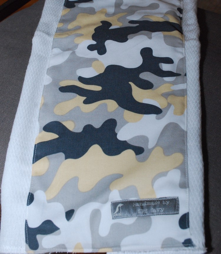 Grauer Camo Spucklappen von Etsy - SpitSavy