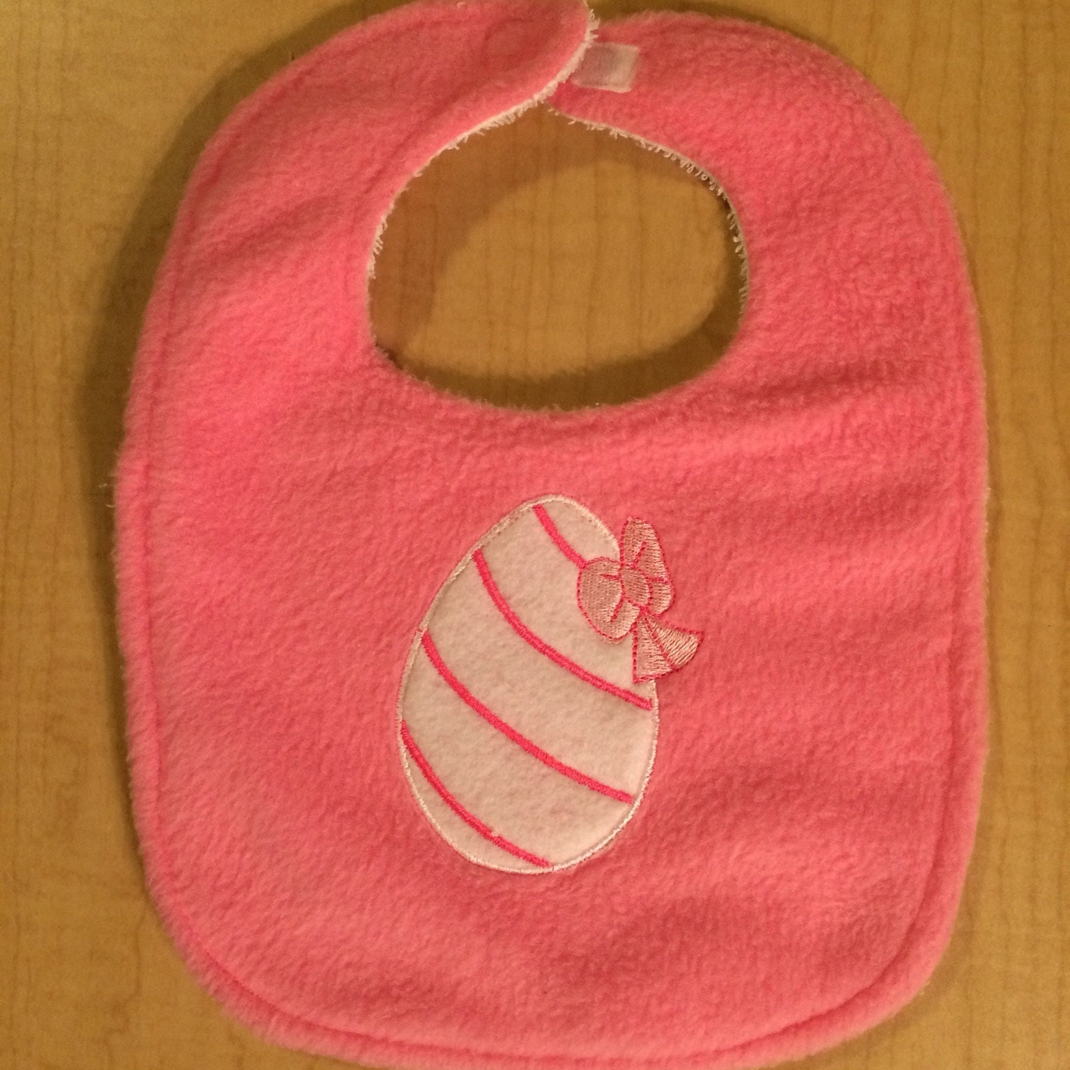 Handgefertigtes Baby Lätzchen - Osterei von Etsy - SpresserSewing