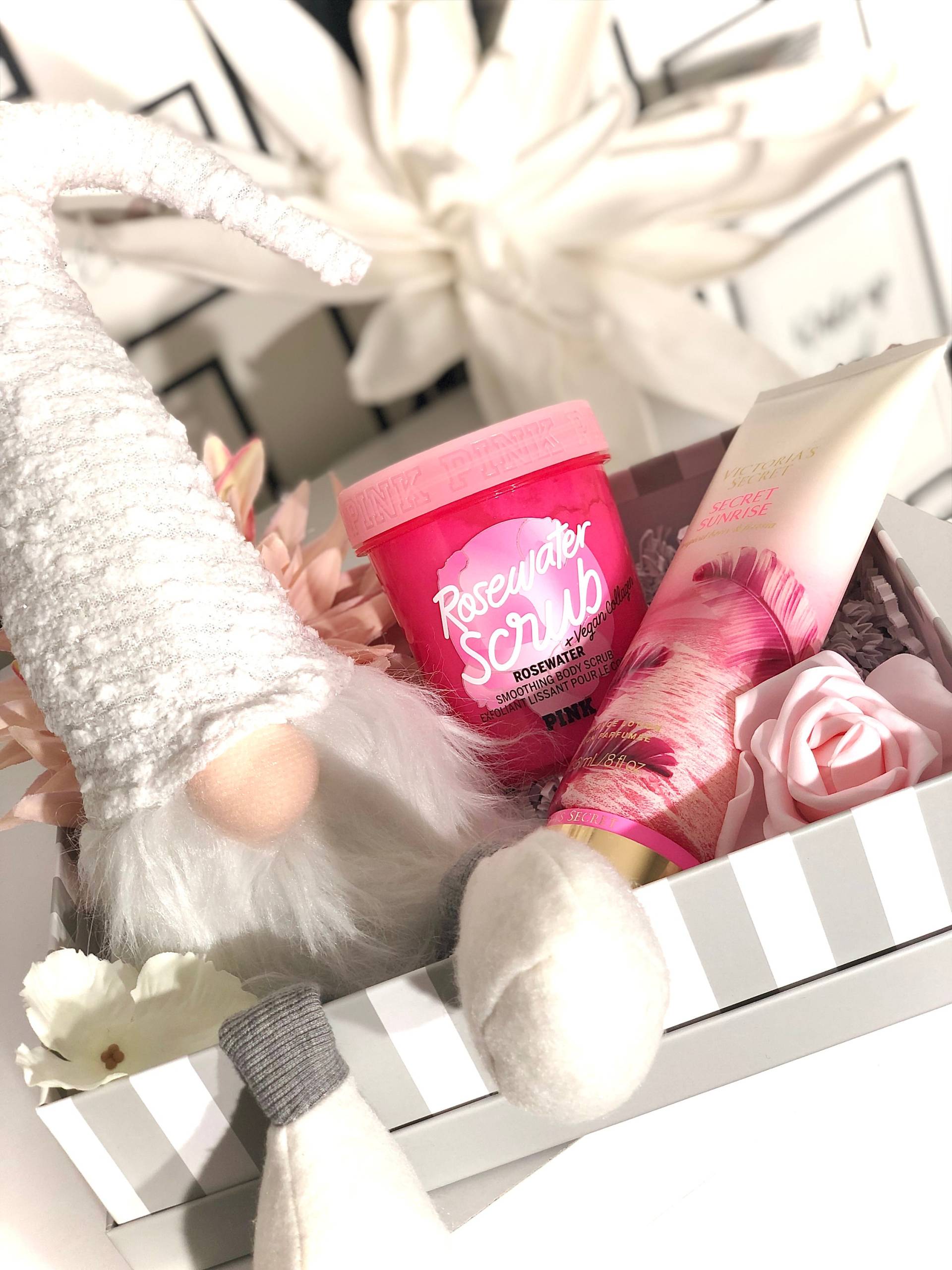 Geschenkset/ Weihnachts-Set Victoria's Secret "'secret Sunrise'', Wichtel in Weiß, Mit Glitzer-Mütze, Parfum-Bodylotion, Körperpeeling von Etsy - StacyGeschenke