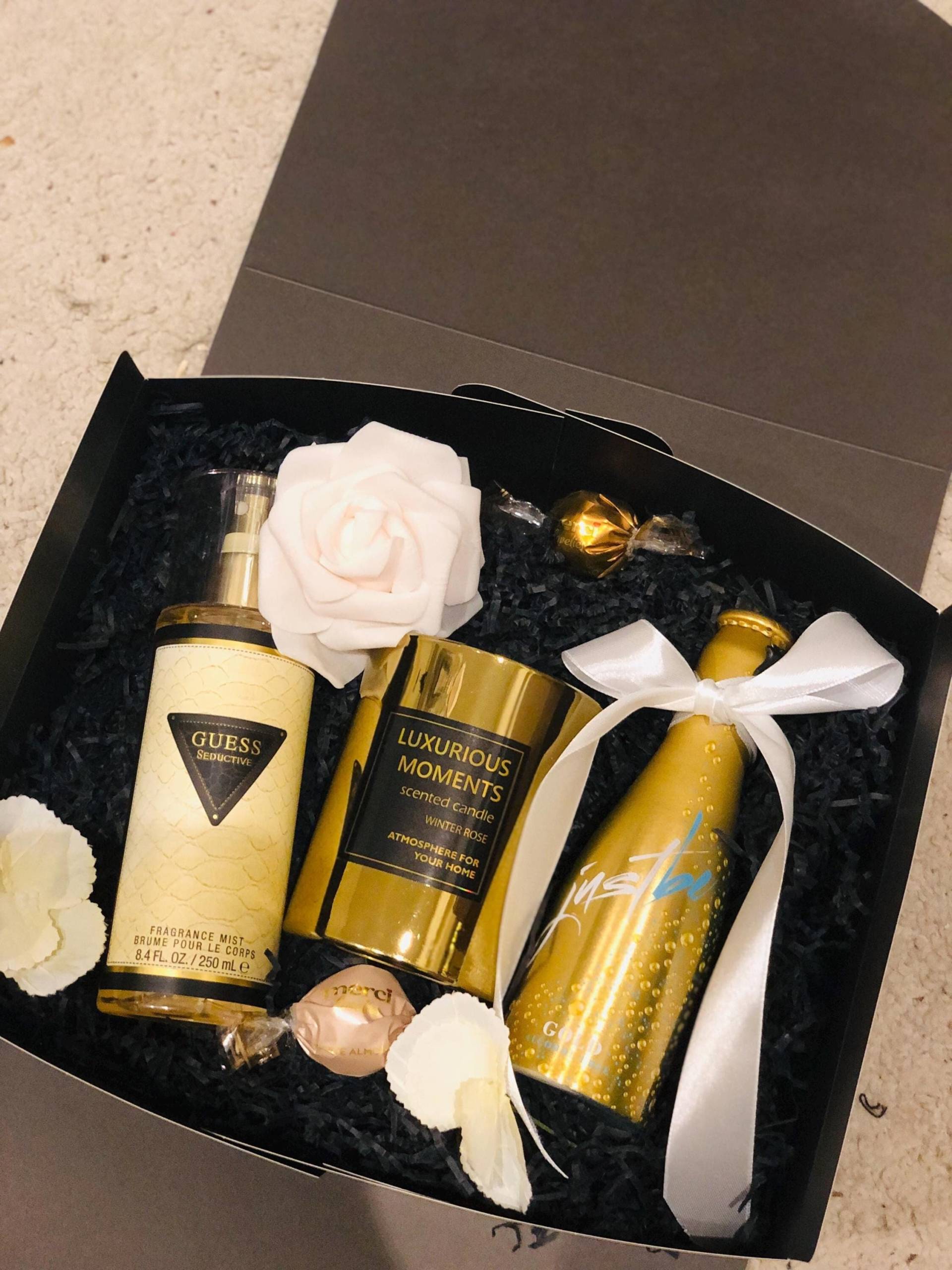 Geschenkset/Luxus-Set Guess, Körperduftspray Von Guess, Duftkerze in Goldfarbenen Glas, Secco Geschenkset/Luxus-Set Guess, Körperduftspray Von Guess, Duftkerze in Goldfarbenen Glas, Secco von Etsy - StacyGeschenke