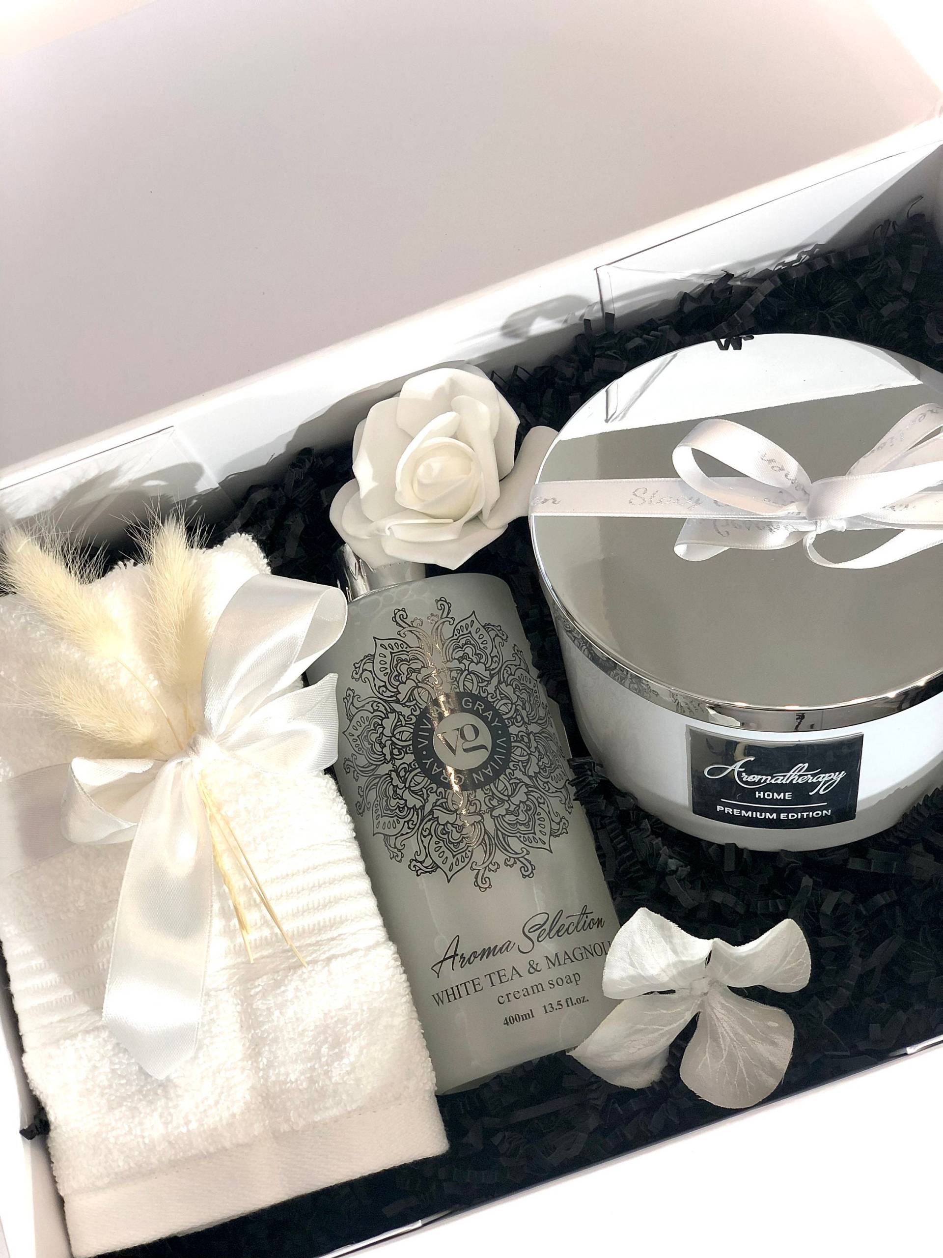 Geschenkset Aromatherapie White Edition, Große Duftkerze Im Glas, Mit Metalldeckel, Cremeseife Aroma Selection, Gästehandtuch Geschenkset Aromatherapie White Edition, Große Duftkerze Im Glas, Mit Metalldeckel, Cremeseife Aroma Selection, Gästehandtuch von Etsy - StacyGeschenke