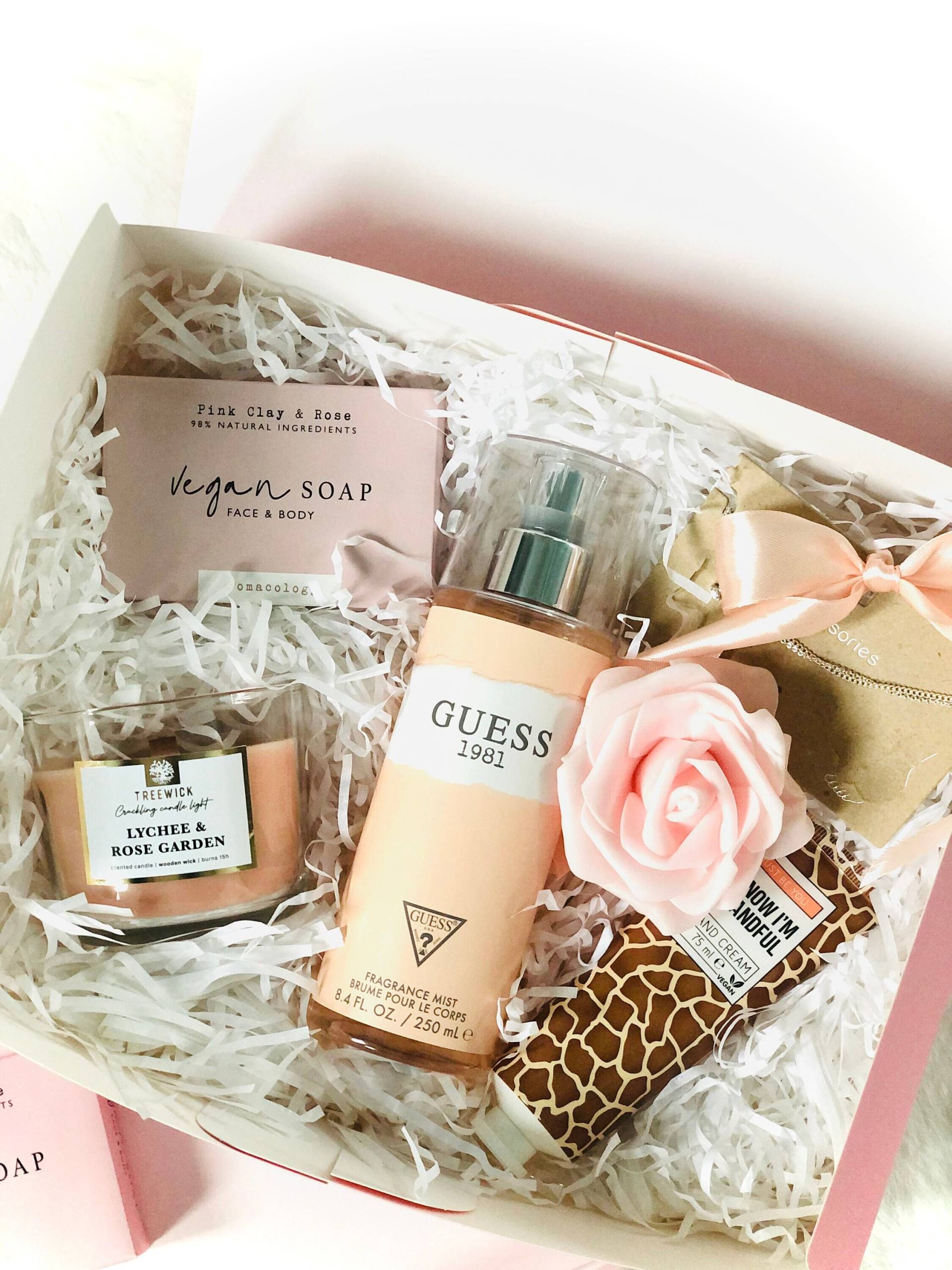 Geschenkset Guess Pastell, Parfümiertes Körperduftspray | 250 Ml, Face & Body Seife, Handcreme, Zartes Fußkettchen, Duftkerze Im Glas Geschenkset Guess Pastell, Parfümiertes Körperduftspray | 250 Ml, Face & Body Seife, Handcreme, Zartes Fußkettchen, Duftkerze Im Glas von Etsy - StacyGeschenke