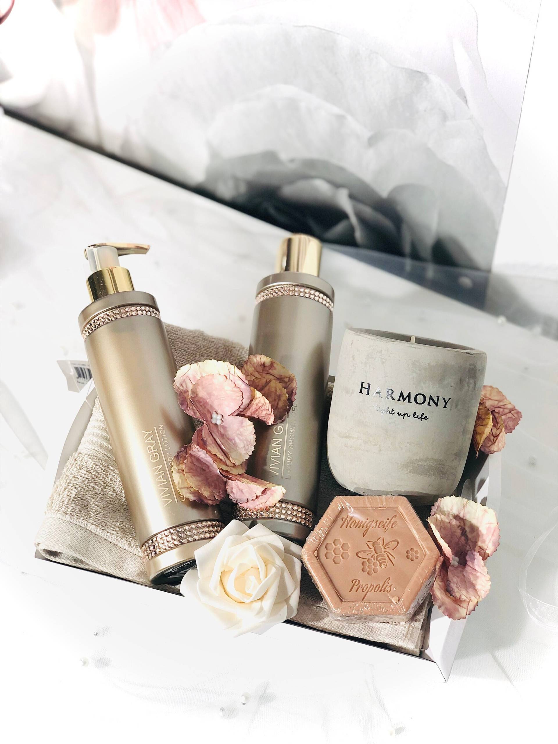 Geschenkset Harmony, Honigseife | Propolis, Duschbad, Bodylotion, Beton-Kerze Mit Aufschrift, Tablett Fotorahmen, Gästehandtuch Geschenkset Harmony, Honigseife | Propolis, Duschbad, Bodylotion, Beton-Kerze Mit Aufschrift, Tablett Fotorahmen, Gästehandtuch von Etsy - StacyGeschenke