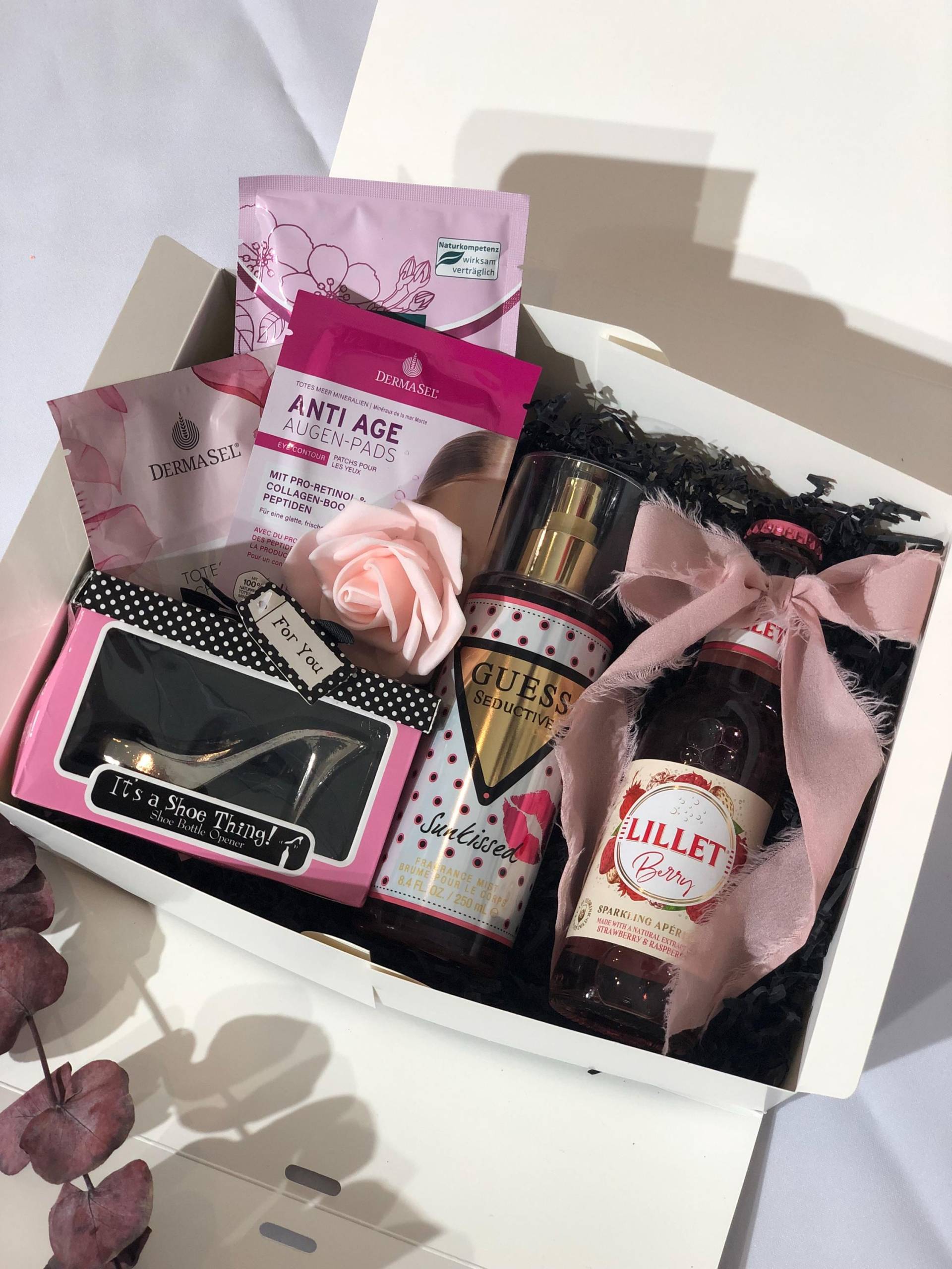 Geschenkset Wellness Guess-Pink, Körperduftspray, Augen-Pads, Schaumbad, Peeling, Lillet-Berry, Öffner Im High Heel - Design Geschenkset Wellness Guess-Pink, Körperduftspray, Augen-Pads, Schaumbad, Peeling, Lillet-Berry, Öffner Im High Heel - Design von Etsy - StacyGeschenke