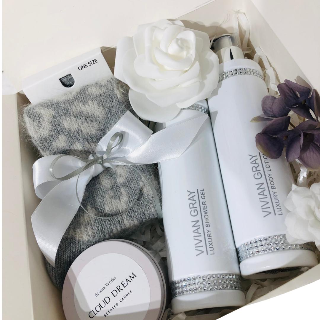 Geschenkset Wellness White & Grey-Leo, Bodylotion, Duschbad, Kuschelstrümpfe Im Leo-style, Duftkerze in Einer Metalldose Mit Deckel Geschenkset Wellness White & Grey-Leo, Bodylotion, Duschbad, Kuschelstrümpfe Im Leo-style, Duftkerze in Einer Metalldose Mit Deckel von Etsy - StacyGeschenke