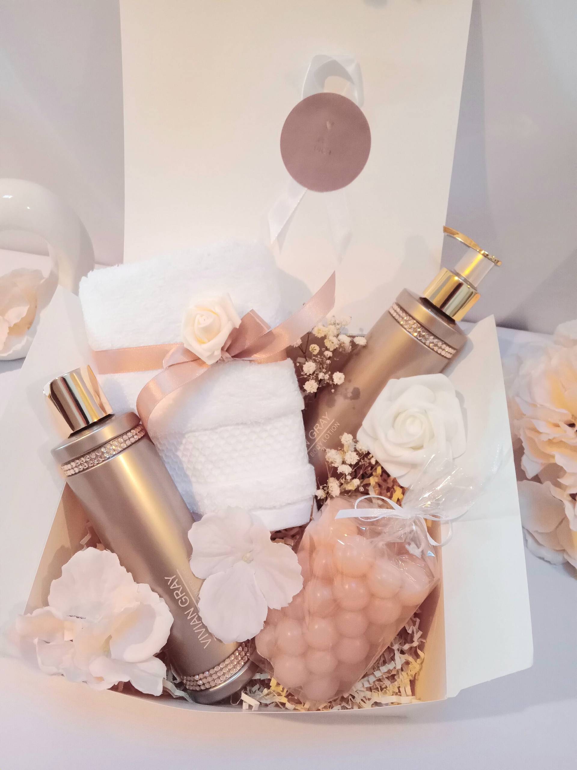 Geschenkset "'crystals, Braun & Weiß'', Bodylotion | 250 Ml, Duschbad Gästehandtuch, Bubble-Kerze, Strasssteine Geschenkset "'crystals, Braun & Weiß'', Bodylotion | 250 Ml, Duschbad Gästehandtuch, Bubble-Kerze, Strasssteine von Etsy - StacyGeschenke