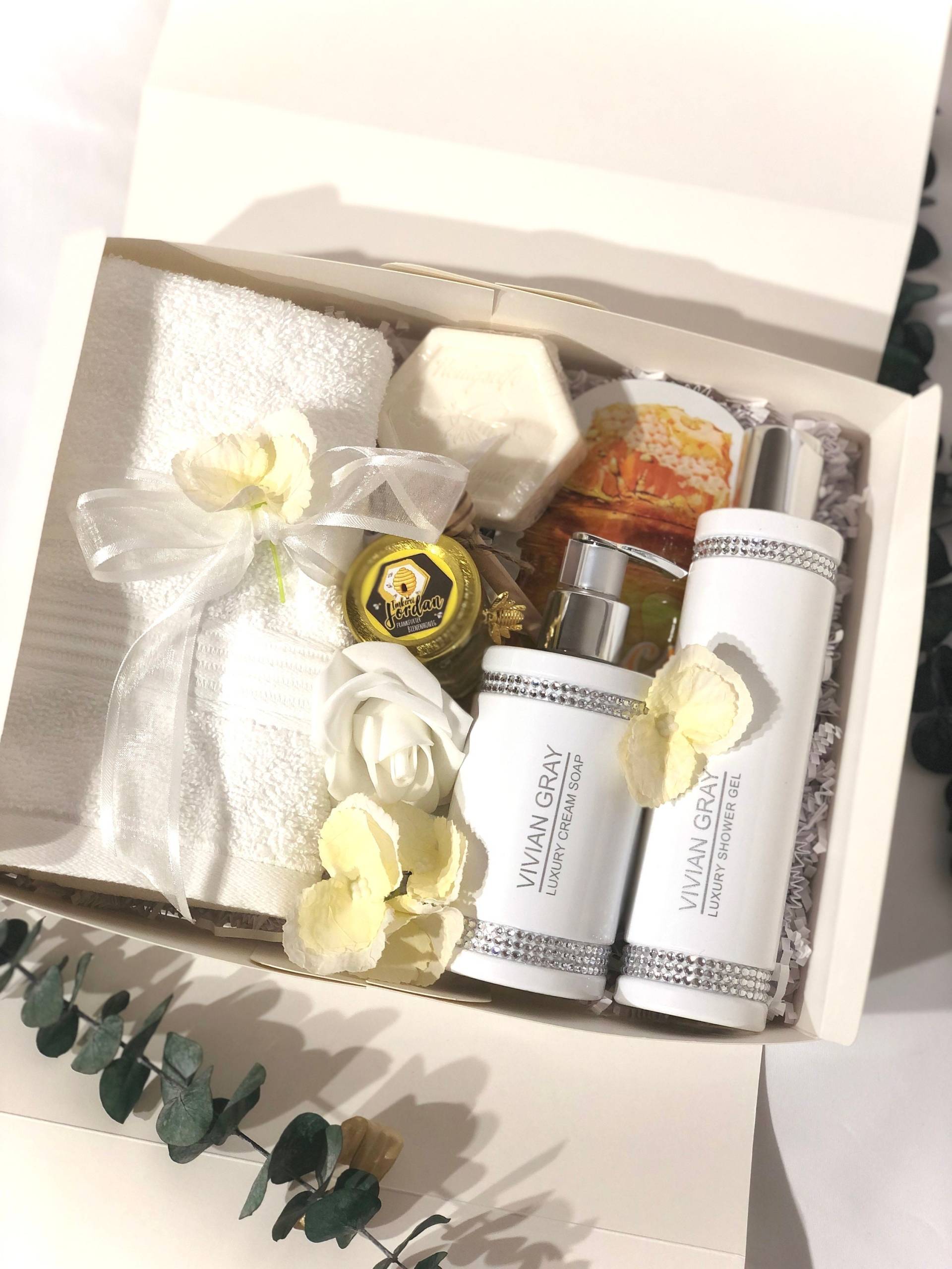 Geschenkset "'white & Juicy'', Duschgel, Handwaschseife, Honigseife, Kleines Glas Honig, Honig-Tuchmaske, Gästehandtuch von Etsy - StacyGeschenke