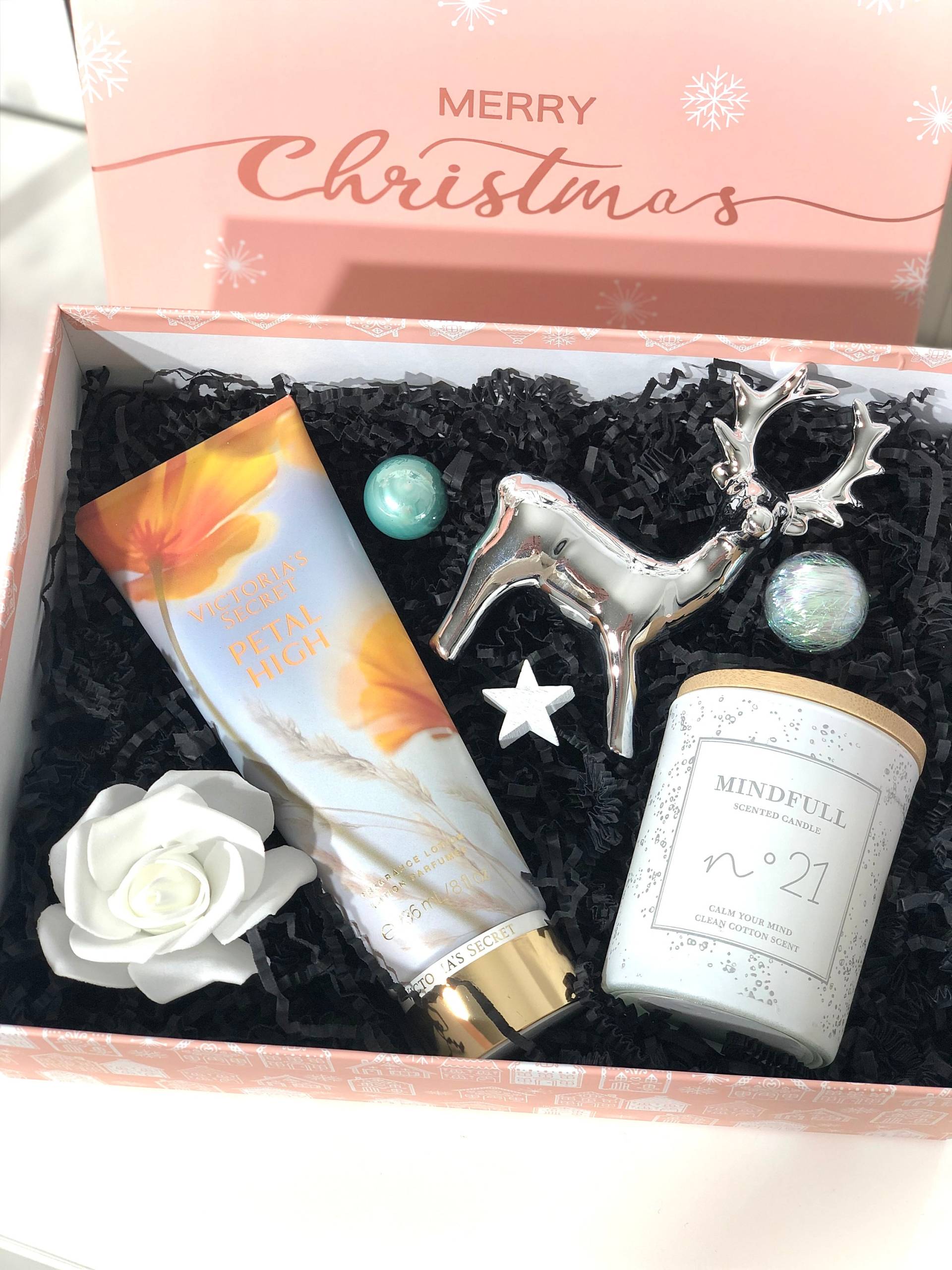 Weihnachts-Set Victoria's Secret Petal High, Parfümierte Bodylotion, Duftkerze Im Glas, Mit Holzdeckel, Silberfarbenen Deko-Hirsch von Etsy - StacyGeschenke