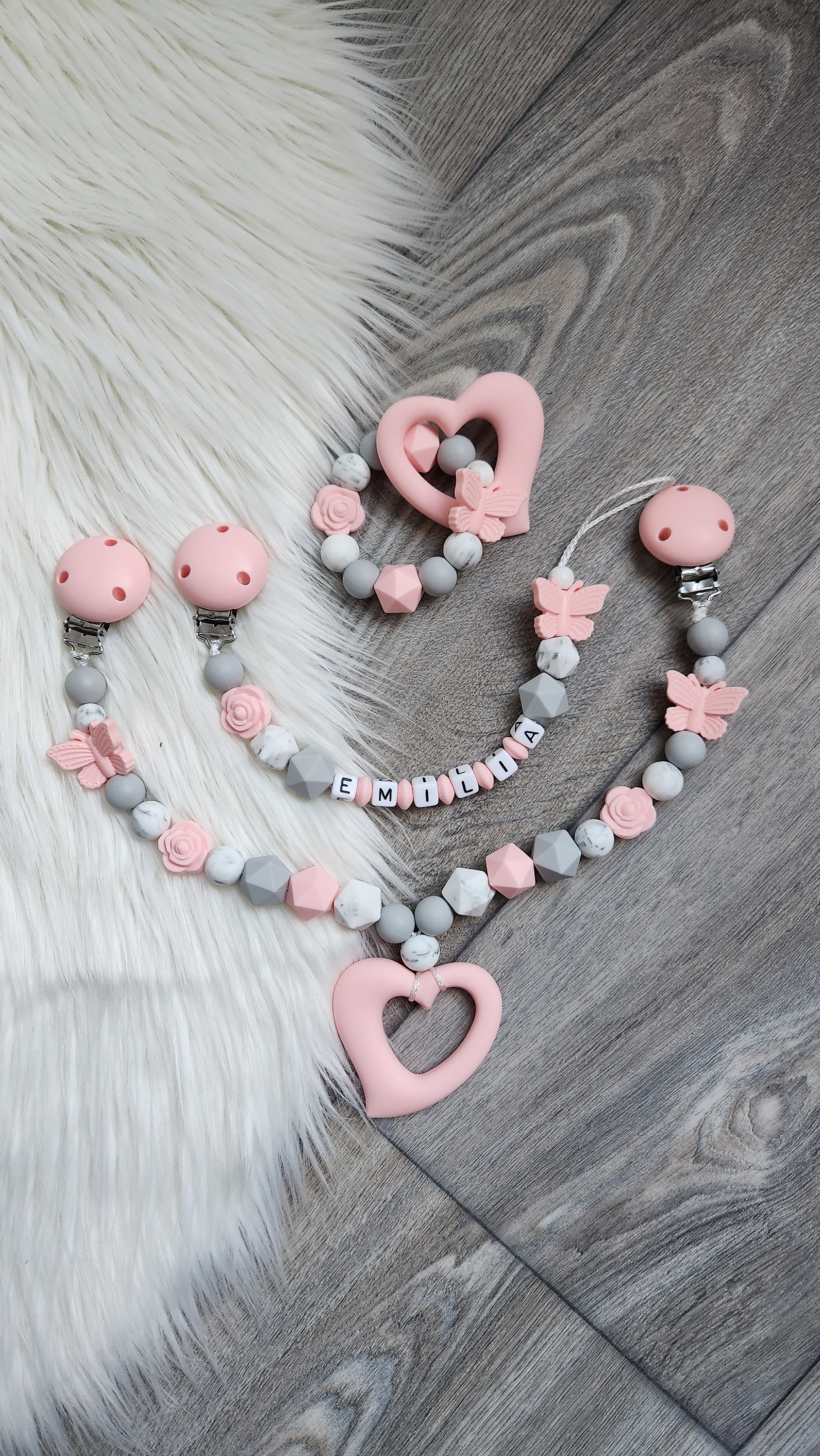 Schnullerkette, Kinderwagenkette, Personalisierbar Maxicosyanhänger. Mädchen Rose Schmetterling Pastellfarben von Etsy - StaysisShnullerkette