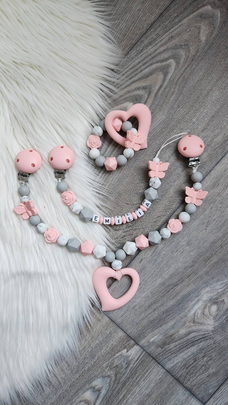 Schnullerkette, Kinderwagenkette, Personalisierbar Maxicosyanhänger. Mädchen Rose Schmetterling Pastellfarben Schnullerkette, Kinderwagenkette, Personalisierbar Maxicosyanhänger. Mädchen Rose Schmetterling Pastellfarben von Etsy - StaysisShnullerkette