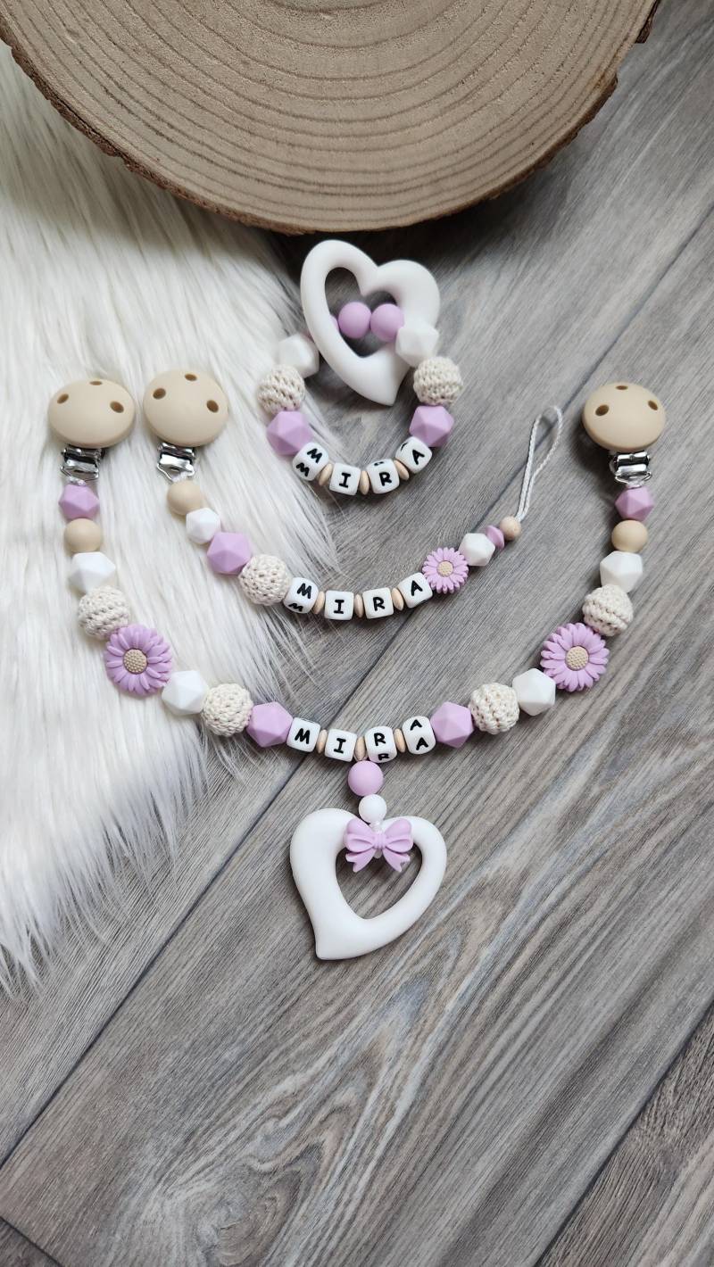 Schnullerkette Kinderwagenkette Set Personalisiert Wunschname Babyshower Handmade Zur Geburt Geschenk Mädchen Taufe Flieder Schnullerkette Kinderwagenkette Set Personalisiert Wunschname Babyshower Handmade Zur Geburt Geschenk Mädchen Taufe Flieder von Etsy - StaysisShnullerkette
