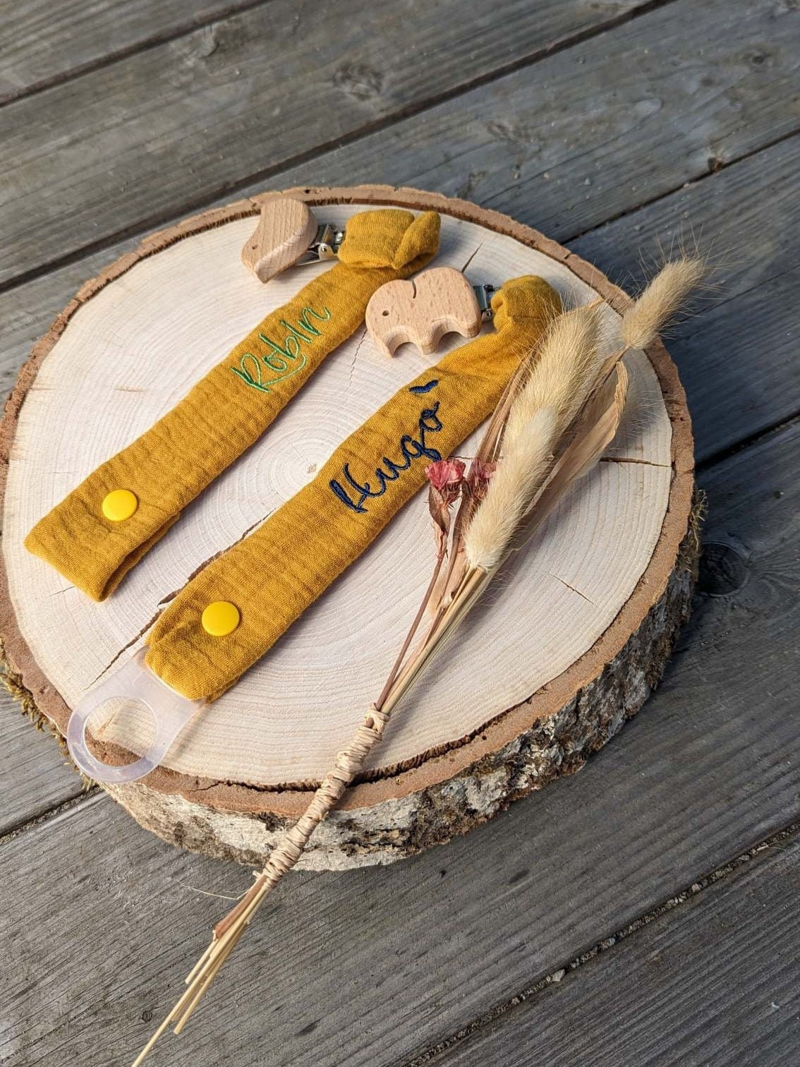 Schnullerkette Personalisiert Aus Bio-Musselin Mit Naturbelassenem Holzclip - Bestickt Name Schnullerband Schnullerkette Personalisiert Aus Bio-Musselin Mit Naturbelassenem Holzclip - Bestickt Name Schnullerband von Etsy - Stichfabrik