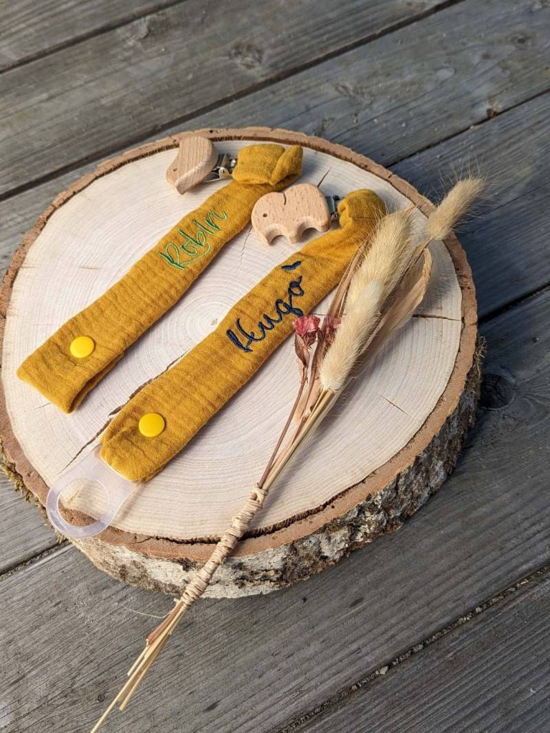 Schnullerkette Personalisiert Aus Bio-Musselin Mit Naturbelassenem Holzclip - Bestickt Name Schnullerband von Etsy - Stichfabrik