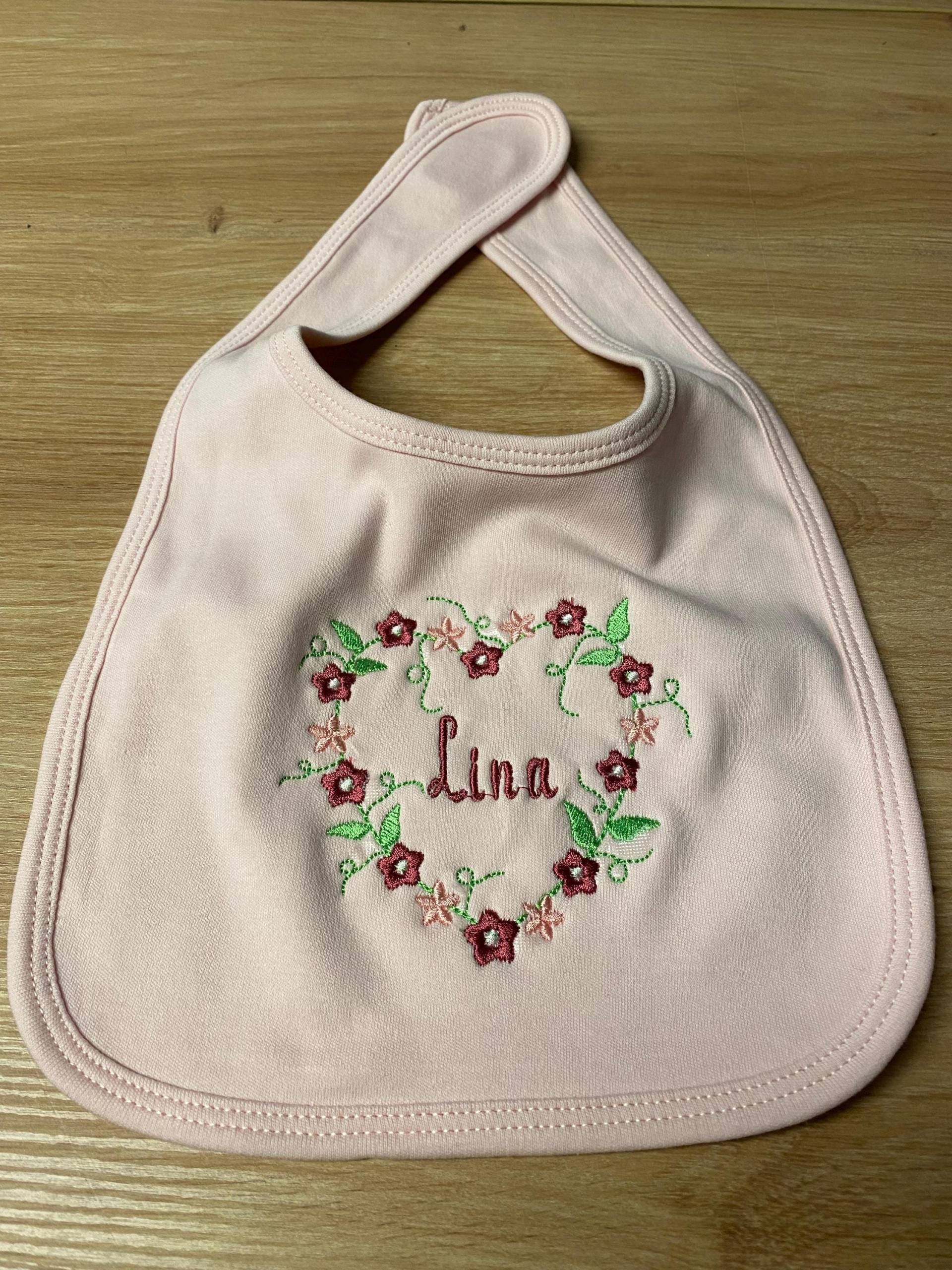 Personalisierbares Lätzchen Aus 100% Baumwolle Mit Weichem Klettverschluss Personalisierbares Lätzchen Aus 100% Baumwolle Mit Weichem Klettverschluss von Etsy - StickliebeShop