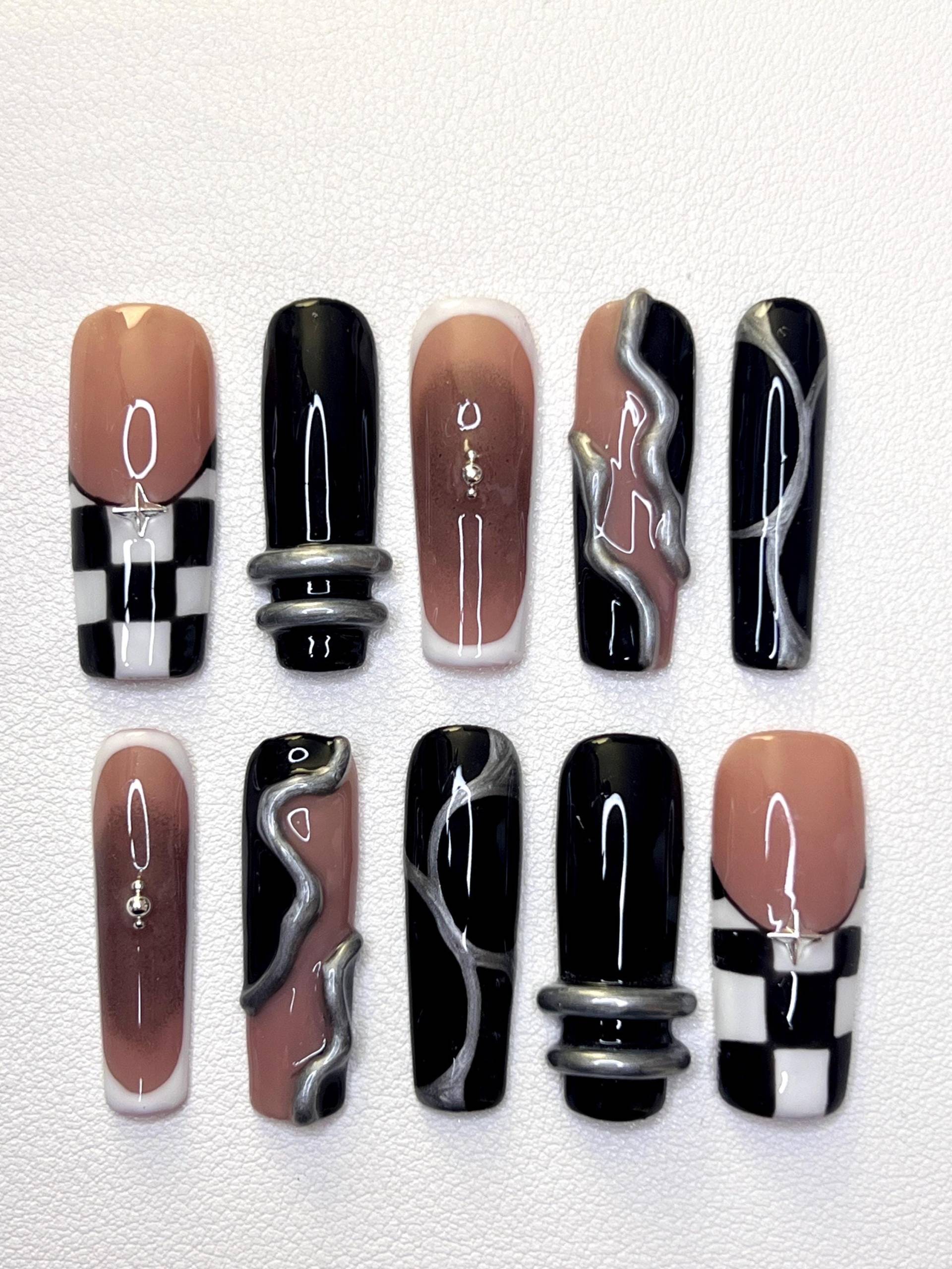 Chic Black & White Elegance Press-On Set | Elegantes Design Mit Silbernen Details Handgemachte Nägel Wiederverwendbar Chic Black & White Elegance Press-On Set | Elegantes Design Mit Silbernen Details Handgemachte Nägel Wiederverwendbar von Etsy - StickxSlay