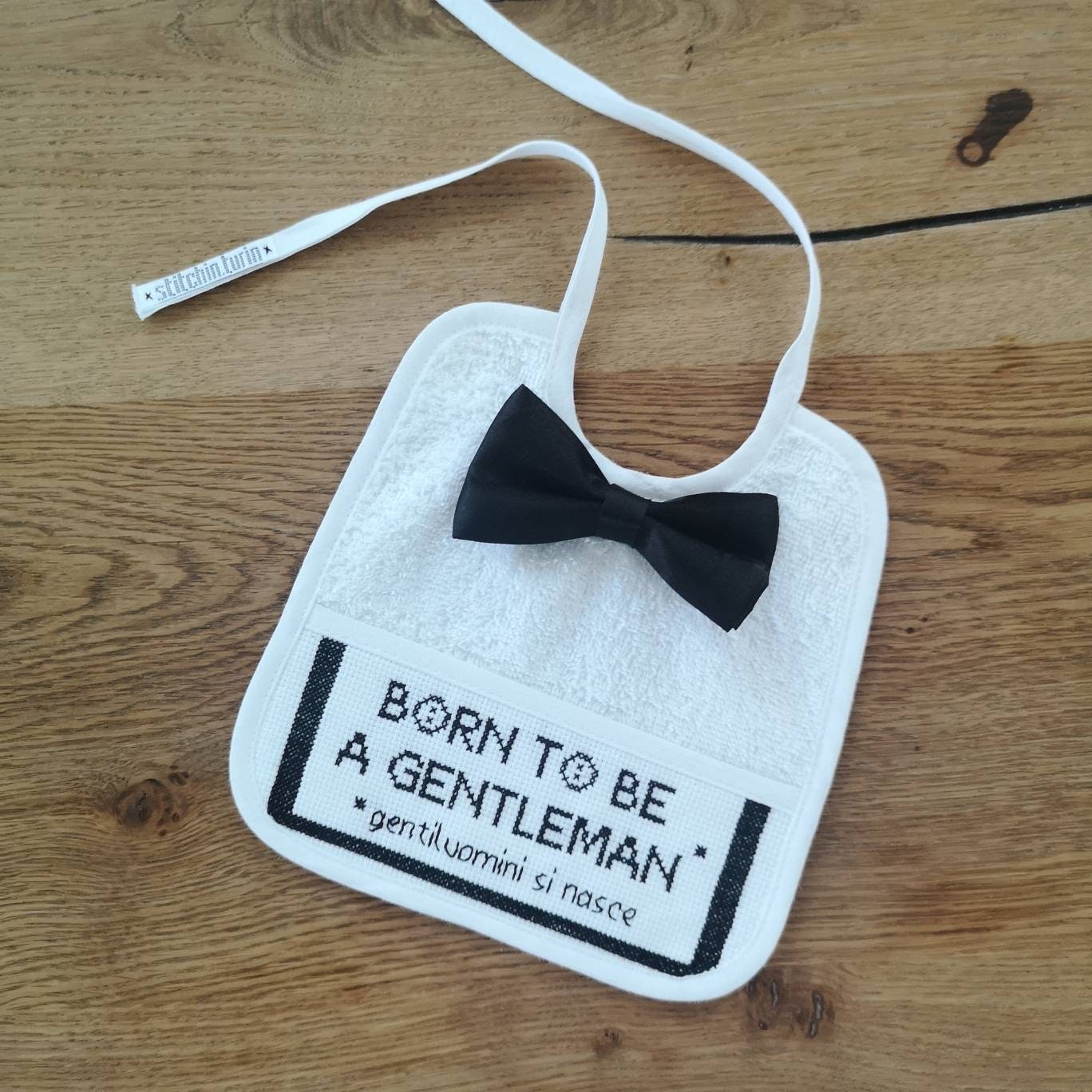 Personalisiertes Kreuzstich-Lätzchen - „Gentleman" Personalisiertes Kreuzstich-Lätzchen - „Gentleman" von Etsy - StitchInTurin