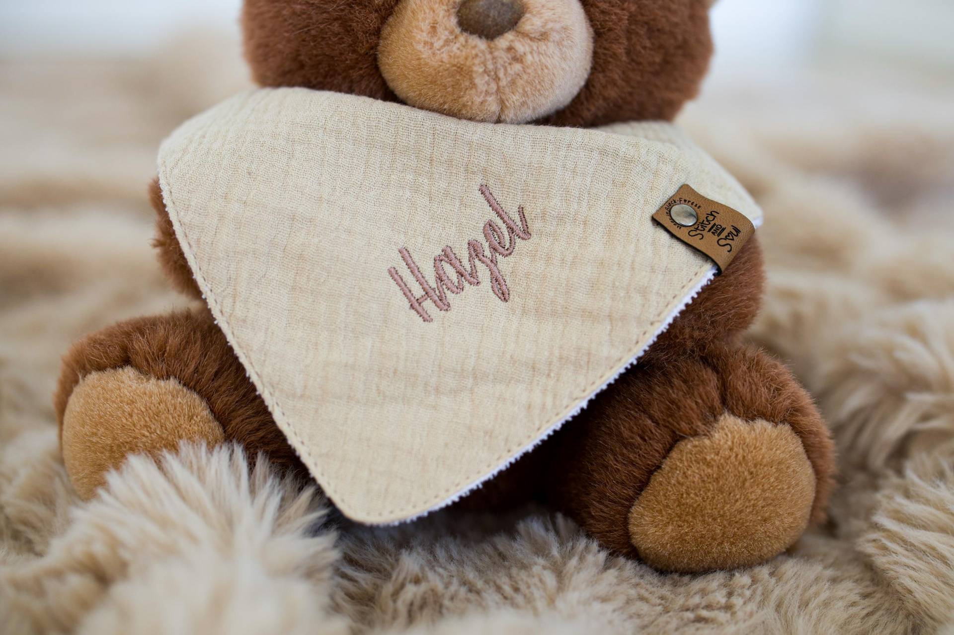Personalisiertes Baby Lätzchen Mit Namen - Musselin Halstuch Bestickt Geschenk Zur Geburt Oder Taufe von Etsy - StitchSoulDE