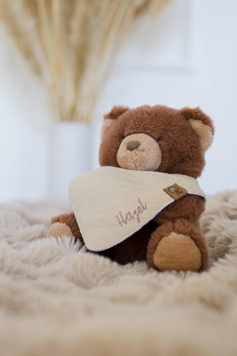 Personalisiertes Baby Lätzchen Mit Namen - Musselin Halstuch Bestickt Geschenk Zur Geburt Oder Taufe von Etsy - StitchSoulDE