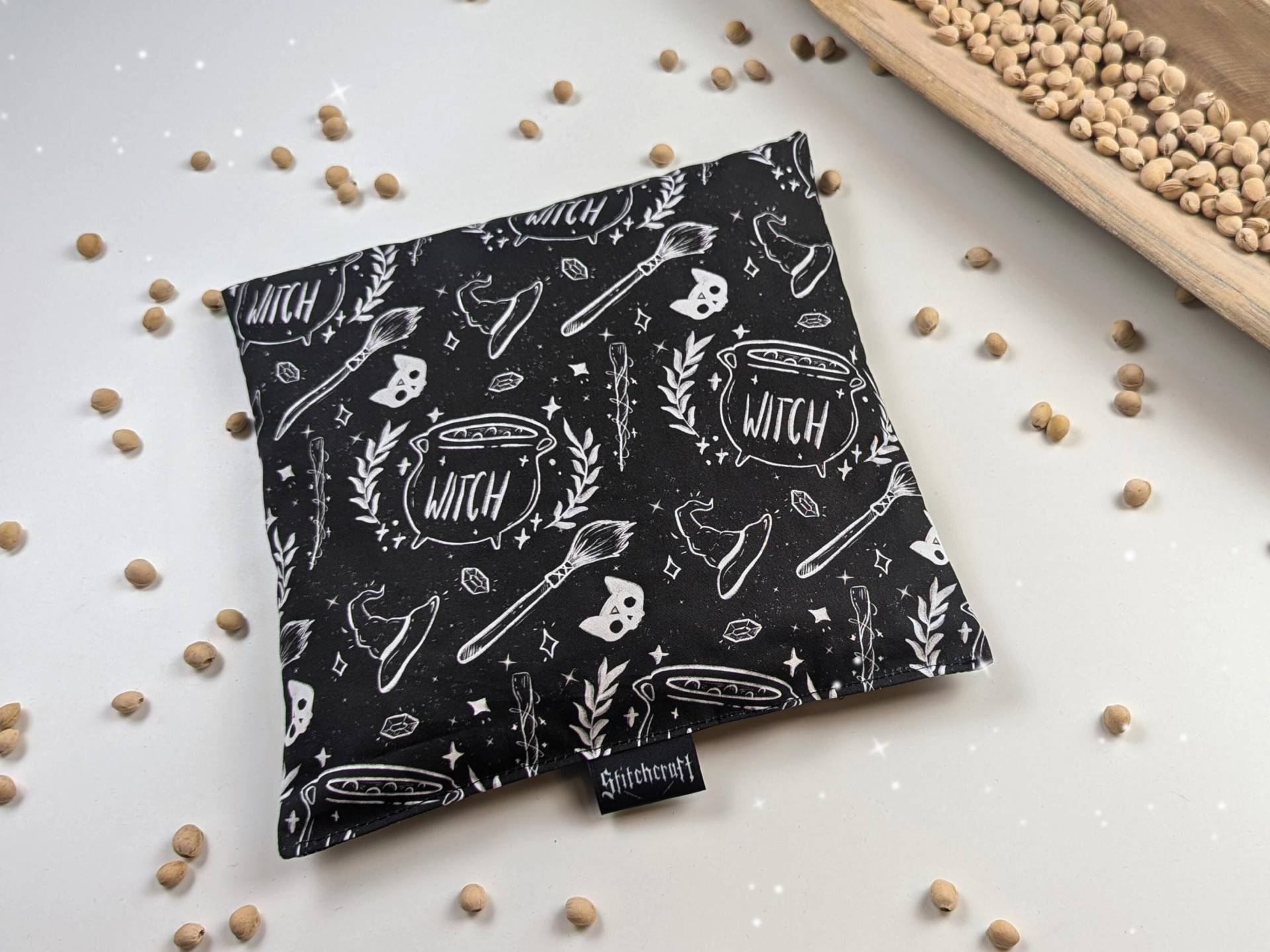 Kirschkernkissen "Basic Witch" | Körnerkissen Witchy Design Wärmekissen Goth Home Decor Gift For Whimsical Alternative Grunge Kirschkernkissen "Basic Witch" | Körnerkissen Witchy Design Wärmekissen Goth Home Decor Gift For Whimsical Alternative Grunge von Etsy - StitchcraftByFreja