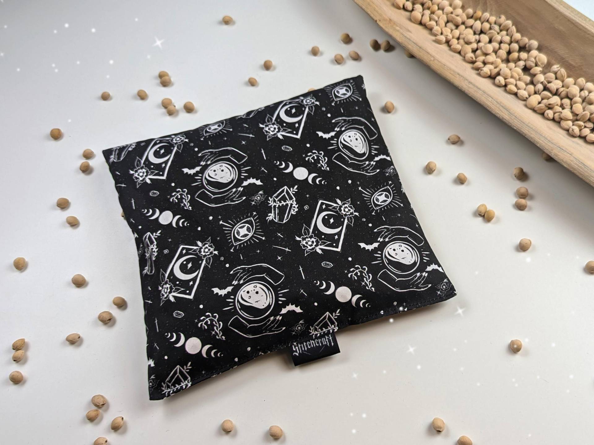 Kirschkernkissen "The Seer" | Körnerkissen Mystic Design Wärmekissen Goth Home Decor Gift For Whimsical Alternative Grunge von Etsy - StitchcraftByFreja