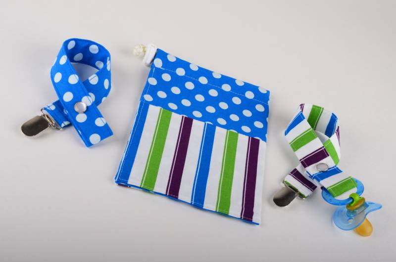 Schnuller Clip Set Mit Koordinierung Drawstring Carry Bag - Streifen Und Polka Dots Blau, Grün, Lila & Weiß von Etsy - StitchdByLNZ