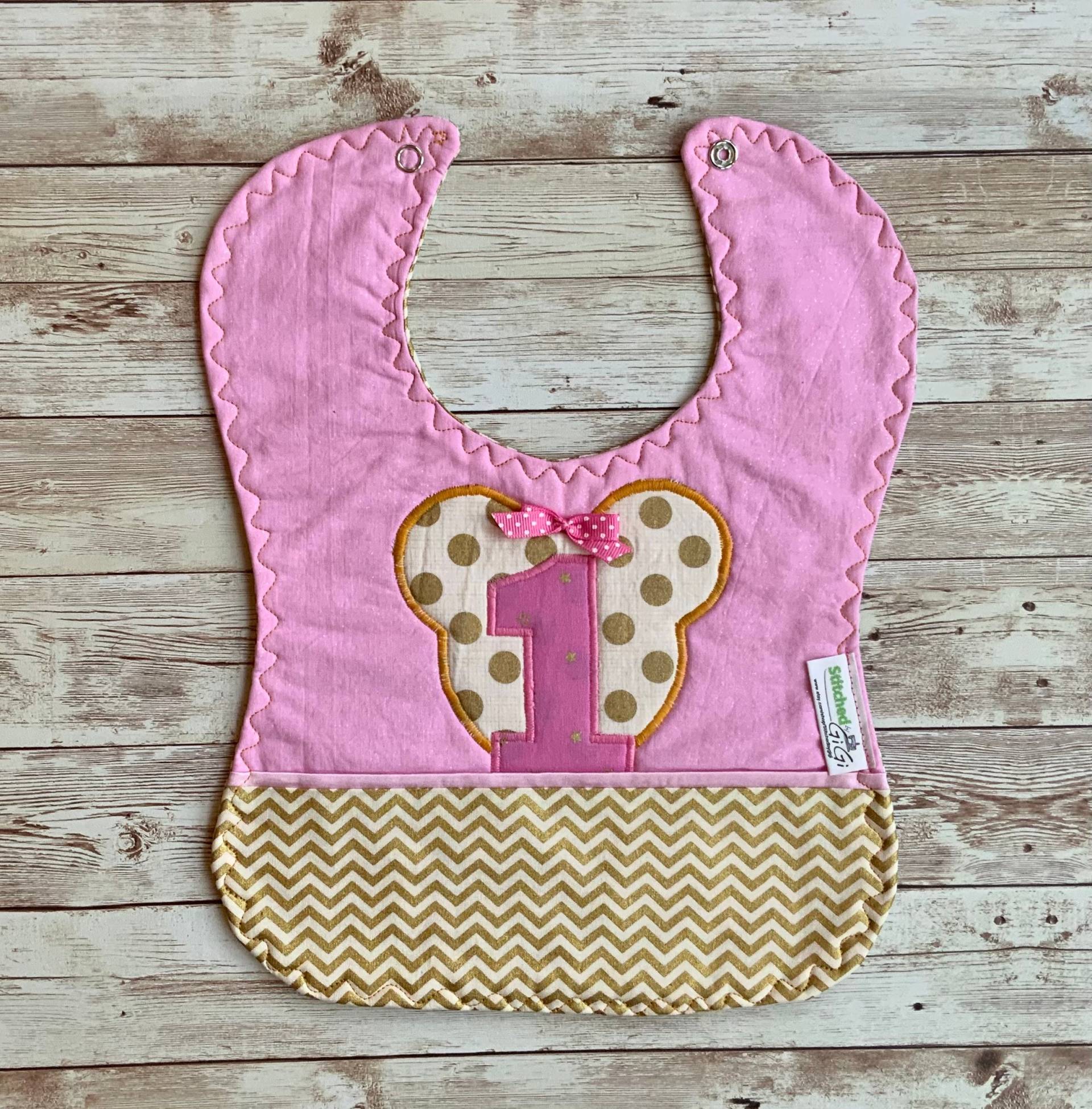 Baby Girl Custom 1. Geburtstag Lätzchen, Babys Erster Geburtstag, Mock Minnie Rosa Und Goldener Charakter Baby Girl Custom 1. Geburtstag Lätzchen, Babys Erster Geburtstag, Mock Minnie Rosa Und Goldener Charakter von Etsy - Stitchedbygigi
