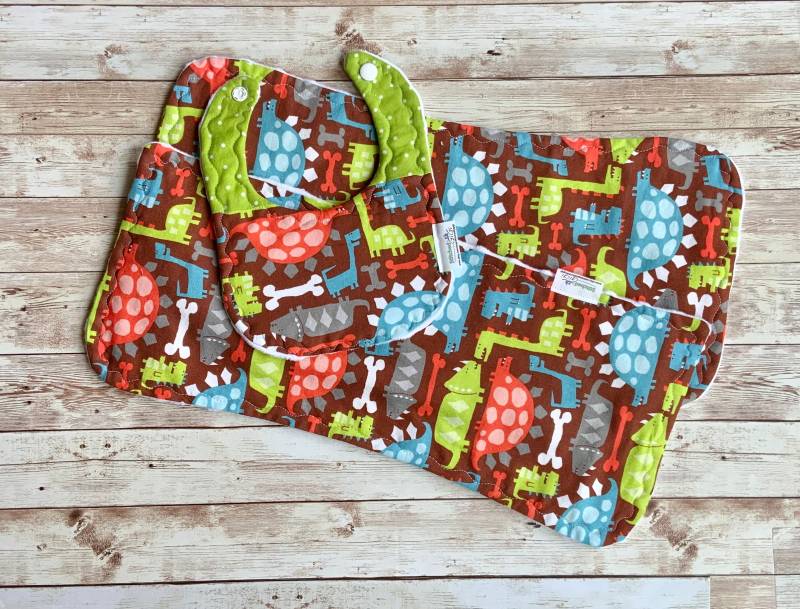 Dinosaurier Lätzchen Und Spucktuch Set, Baby Geschenk, Neugeborene Jungen Geschenk von Etsy - Stitchedbygigi