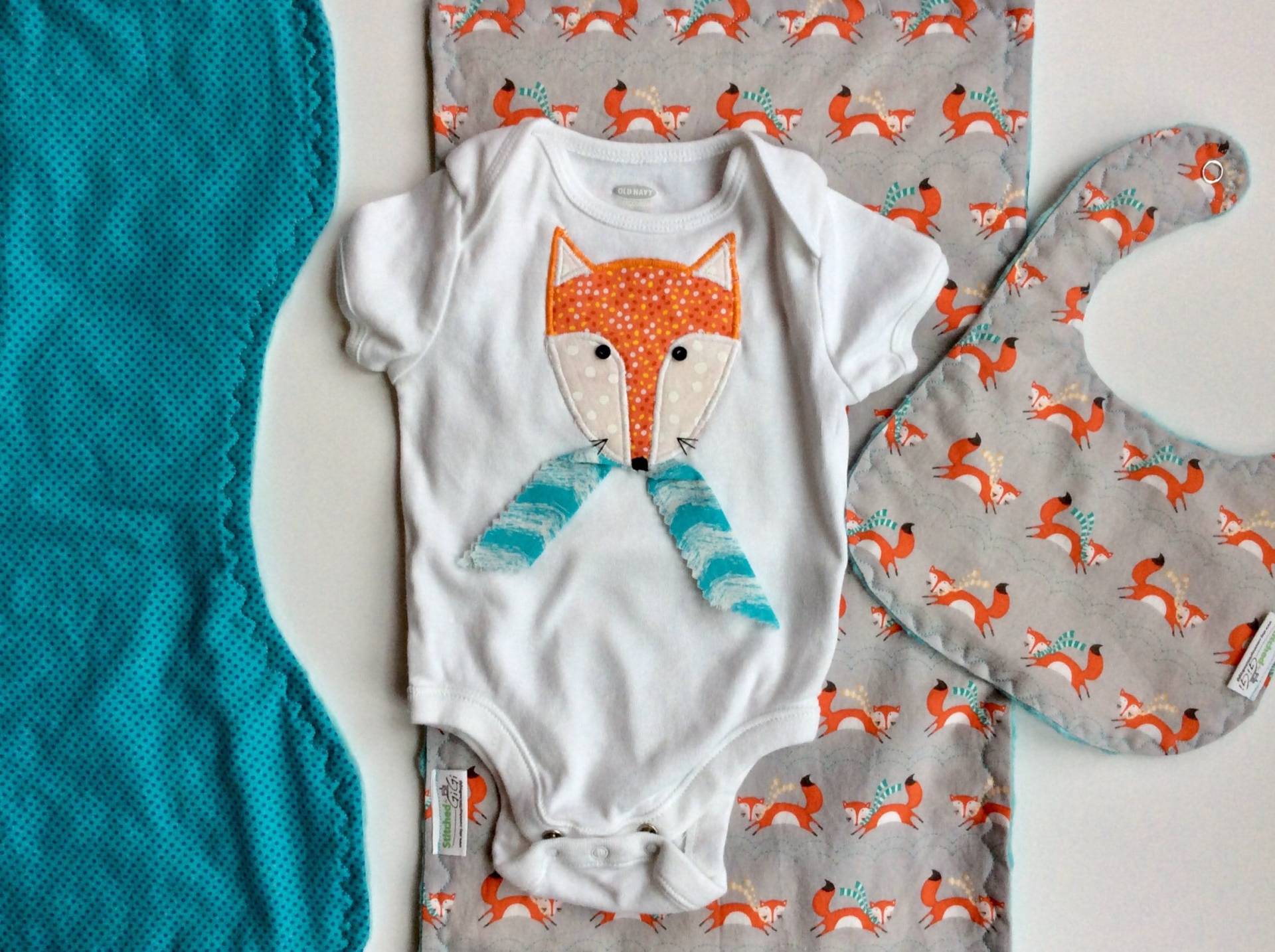 Fuchs Spucktuch, Lätzchen & Strampelanzug, Babyausstattung, Waldtiere, Thema, Babyparty, Applikation, Strampler von Etsy - Stitchedbygigi
