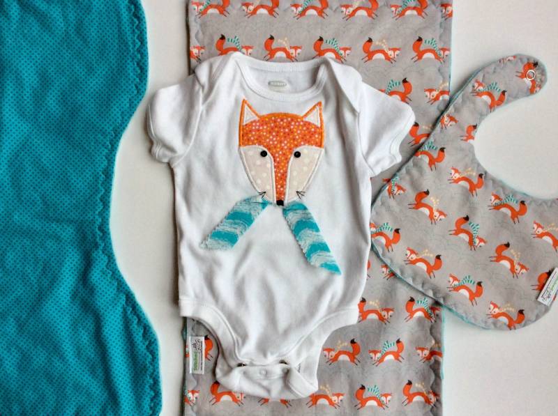 Fuchs Spucktuch, Lätzchen & Strampelanzug, Babyausstattung, Waldtiere, Thema, Babyparty, Applikation, Strampler von Etsy - Stitchedbygigi