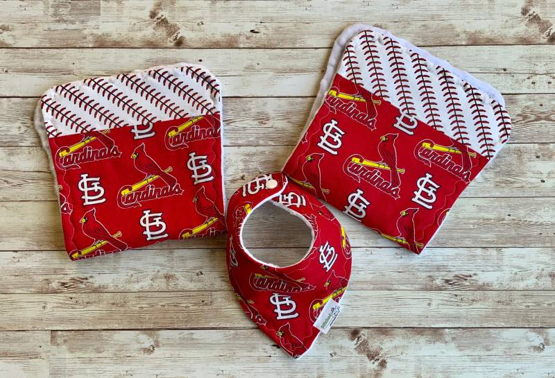 Handgemachte St. Louis Cardinals Lätzchen Und Burp Kleidung 3Er-Set. Baby Geschenk. Neugeborene Baseball Babyparty, Baseballkinderzimmer von Etsy - Stitchedbygigi