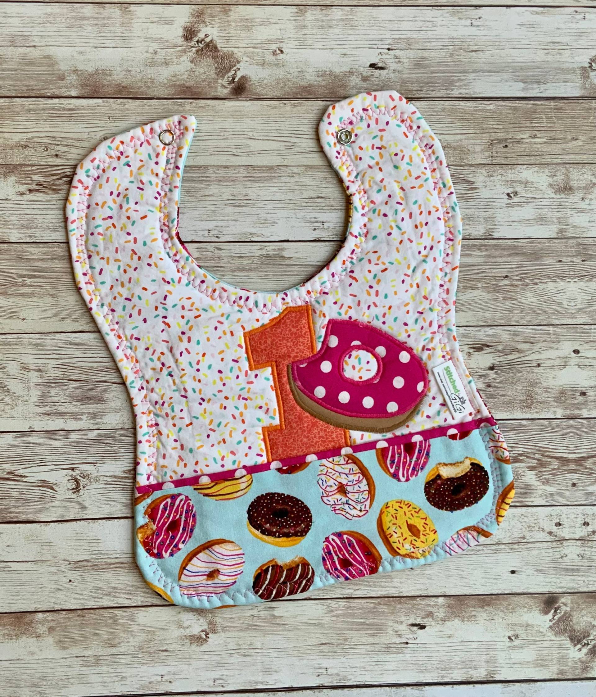Handgemachtes Donut Geburtstagslätzchen, Babys 1. Geburtstag Applizierte Donuts Lätzchen, Party, 1 Geburtstag, Streusel Sweet One Handgemachtes Donut Geburtstagslätzchen, Babys 1. Geburtstag Applizierte Donuts Lätzchen, Party, 1 Geburtstag, Streusel Sweet One von Etsy - Stitchedbygigi