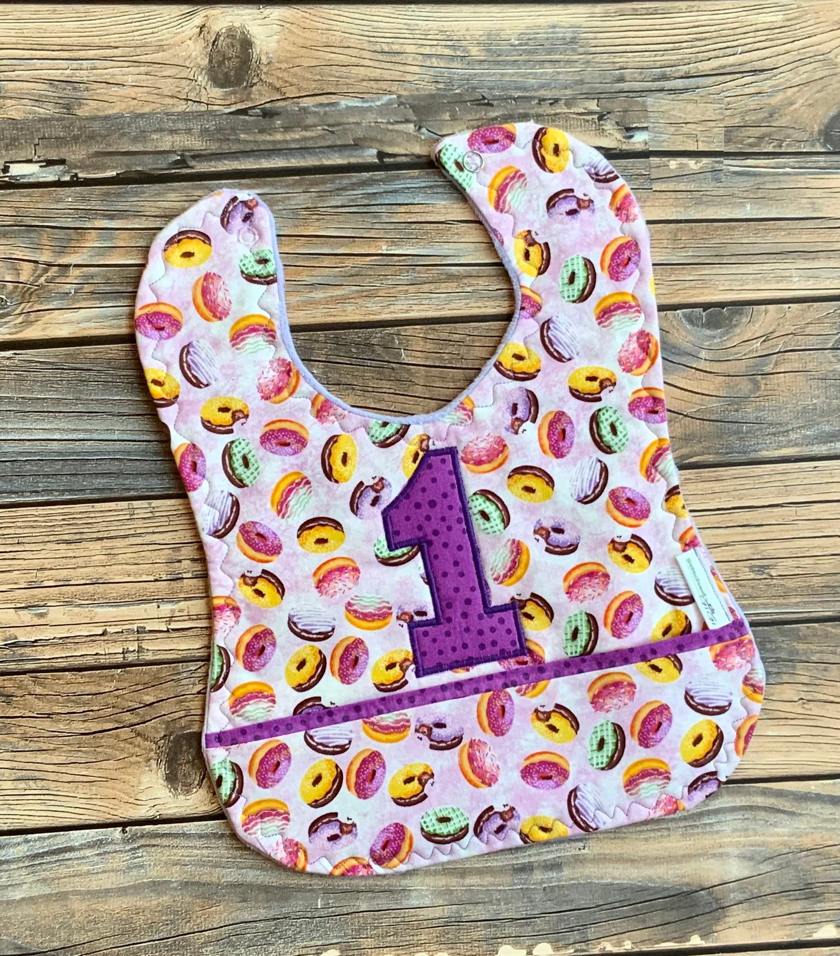 Handgemachtes Donut Geburtstagslätzchen, Babys 1. Geburtstag Applizierte Donuts Lätzchen, Party, 1 Geburtstag, Streusel Sweet One Handgemachtes Donut Geburtstagslätzchen, Babys 1. Geburtstag Applizierte Donuts Lätzchen, Party, 1 Geburtstag, Streusel Sweet One von Etsy - Stitchedbygigi