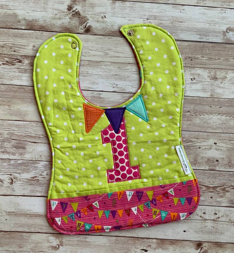 Appliziertes Erstes Geburtstagslätzchen, Grünes Tupfen, Krümelfänger Appliziertes Erstes Geburtstagslätzchen, Grünes Tupfen, Krümelfänger von Etsy - Stitchedbygigi