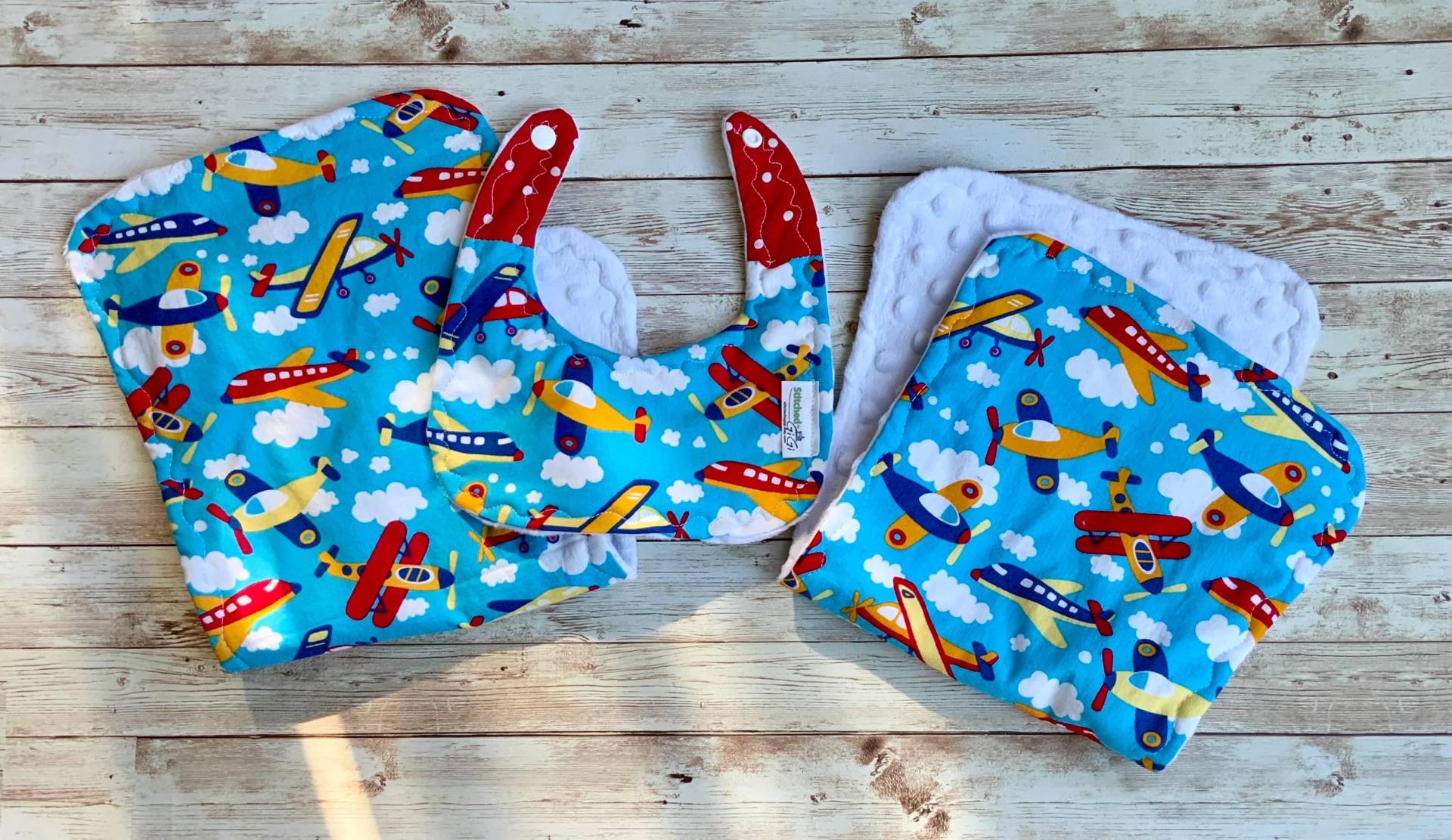 Personalisiertes Flugzeug Lätzchen Und Spucktuch Set Von 3. Kinderzimmer. 2 Spucktücher 1 Für Neugeborene von Etsy - Stitchedbygigi