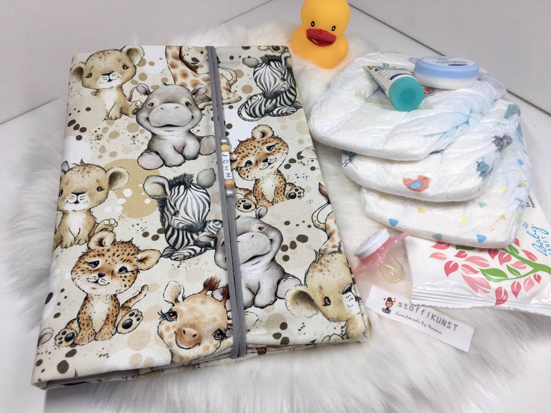 Wickeltasche To Go Safari /Babygeschenk/Windeltasche Mit Namen/Neugeborenes Geschenk/Babyausstattung/Wickelset Unterwegs/Babyausstattung Wickeltasche To Go Safari /Babygeschenk/Windeltasche Mit Namen/Neugeborenes Geschenk/Babyausstattung/Wickelset Unterwegs/Babyausstattung von Etsy - StoffKUNSTDesign