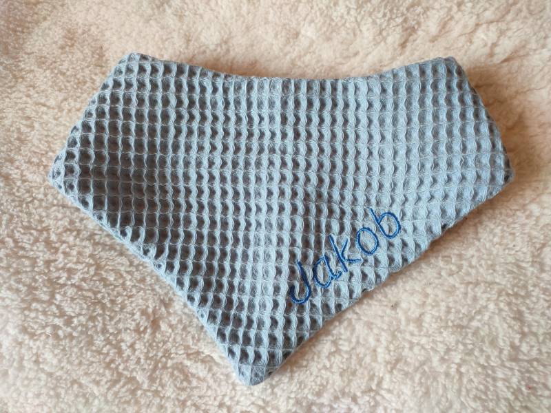 Besticktes Babyhalstuch Lätzchen Wunschfarbe von Etsy - StrickenUndMehr