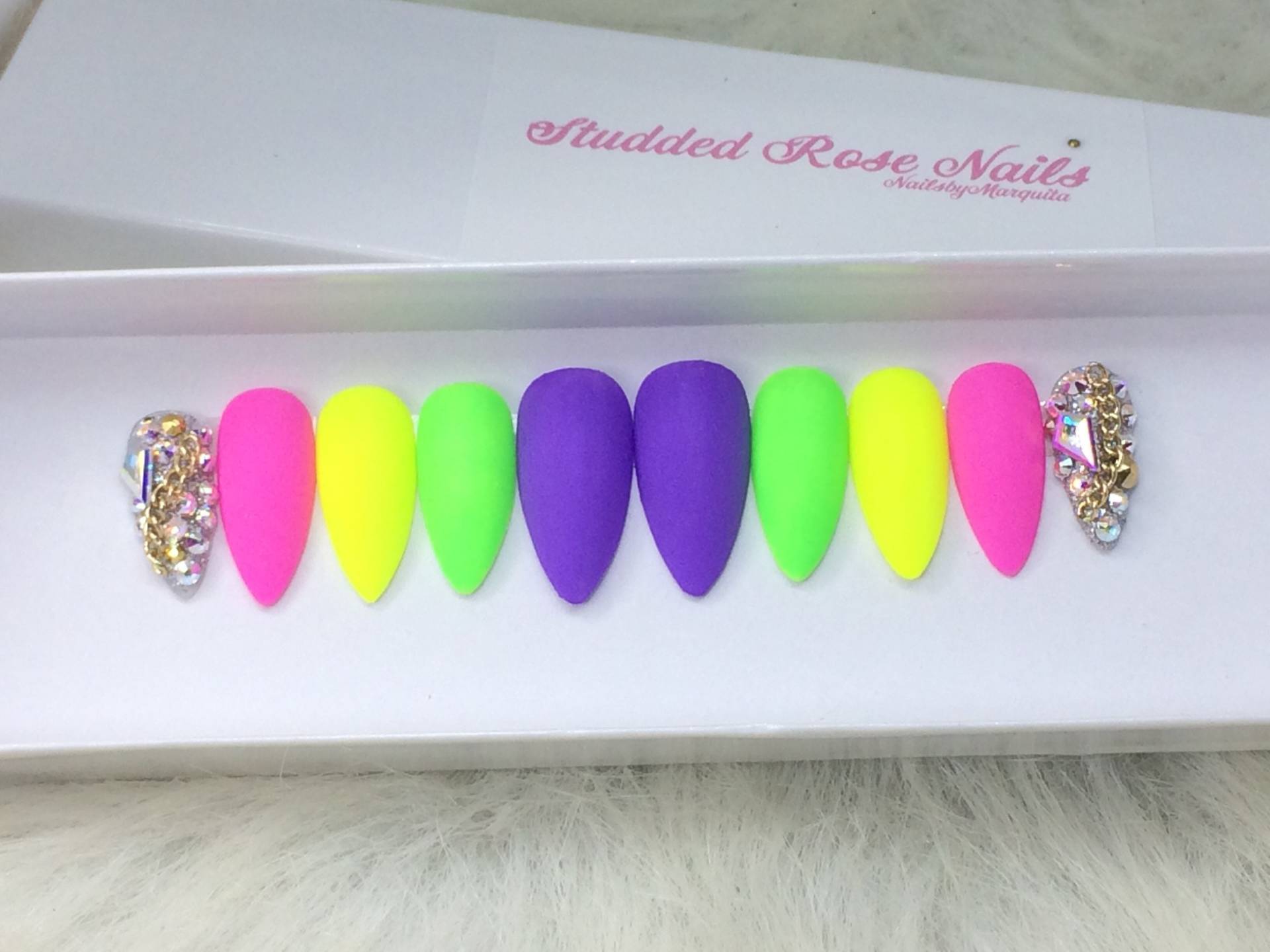 301 Mädchen | Matte Nägel Neon Swarovski Drücken Sie Auf Die Falsche Nietenrosenails von Etsy - StuddedRoseNails