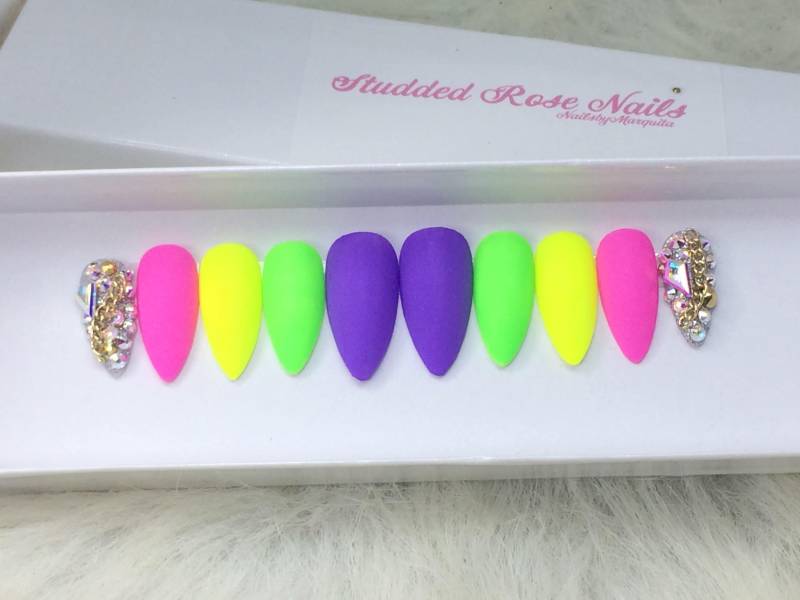 301 Mädchen | Matte Nägel Neon Swarovski Drücken Sie Auf Die Falsche Nietenrosenails von Etsy - StuddedRoseNails