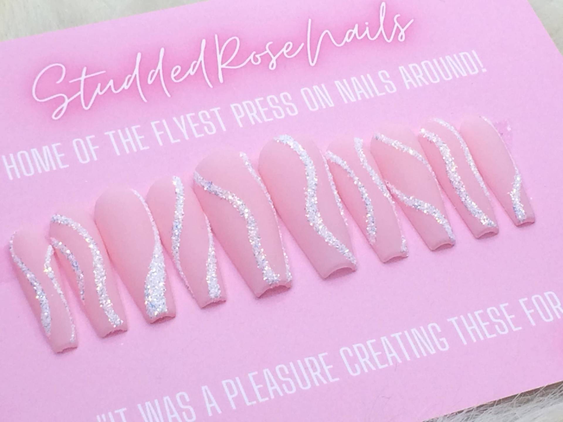 Flitterwochen Suite | Brautkollektion Hochzeit Nägel Sargnägel Fake Nails Nageldruck Ohrsteckerrosenägel von Etsy - StuddedRoseNails
