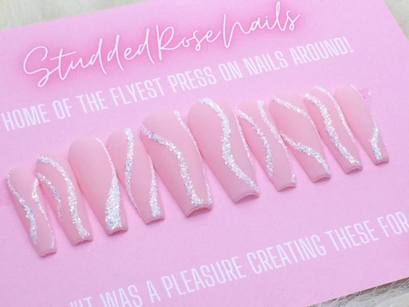 Flitterwochen | Brautkollektion Hochzeitsnägel Sarg Nägel Künstliche Drücken Sie Auf Die Nietenrosenails von Etsy - StuddedRoseNails