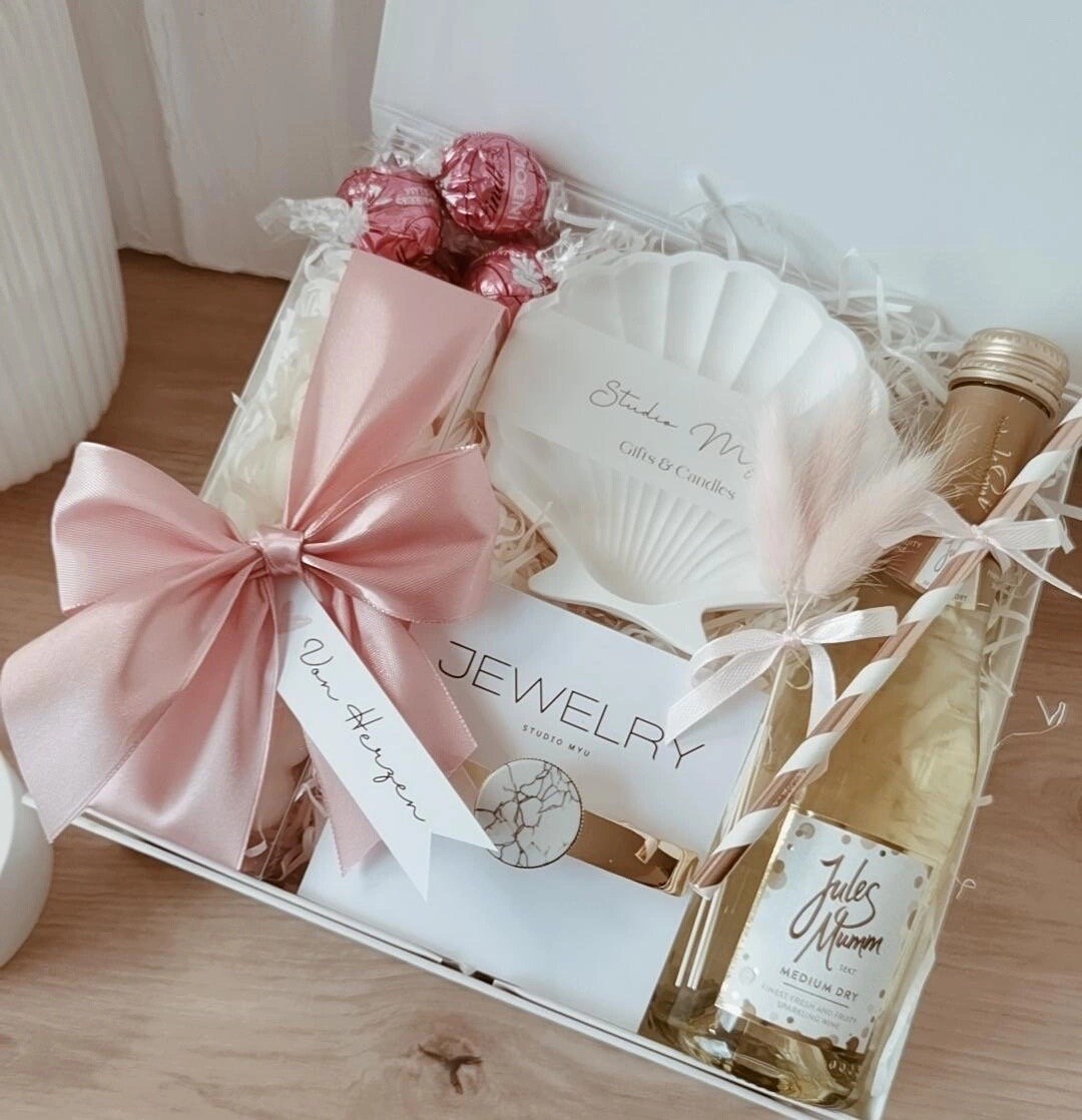 Geschenk Box Valentinstag | Rosé Gold Ostern Beste Freundin Muttertag Weihnachten Set Geschenkkorb Duftkerze Haarspange Geschenk Box Valentinstag | Rosé Gold Ostern Beste Freundin Muttertag Weihnachten Set Geschenkkorb Duftkerze Haarspange von Etsy - StudioMyu