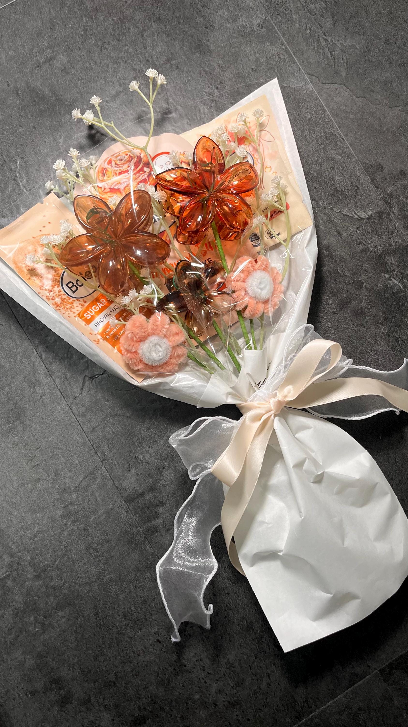 Cinnamon Spice - Geschenkstrauß in Braun/Beige | Wellness Geschenk Mit Pflegeprodukten & Haarklammern von Etsy - StudioZenea