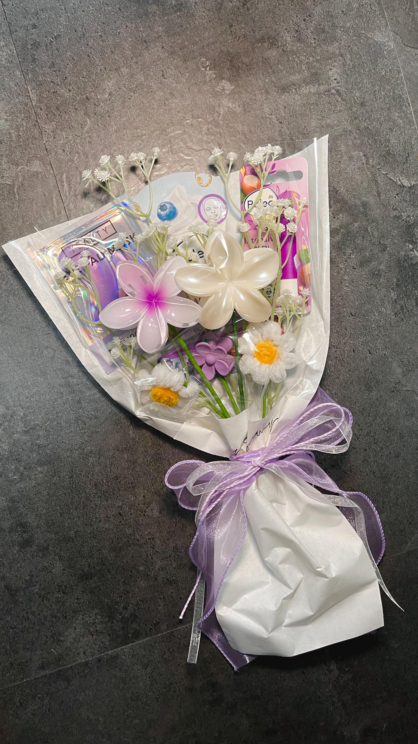 Lavender Bliss - Geschenkstrauß Mit Pflegeprodukten Und Blumen-Haarclips Lavender Bliss - Geschenkstrauß Mit Pflegeprodukten Und Blumen-Haarclips von Etsy - StudioZenea